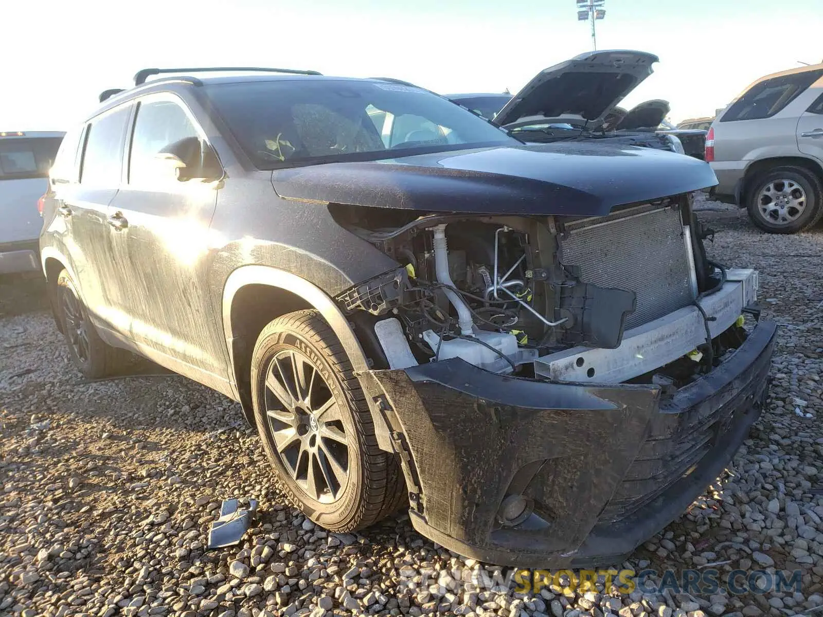 1 Photograph of a damaged car 5TDJZRFH1KS573355 TOYOTA HIGHLANDER 2019