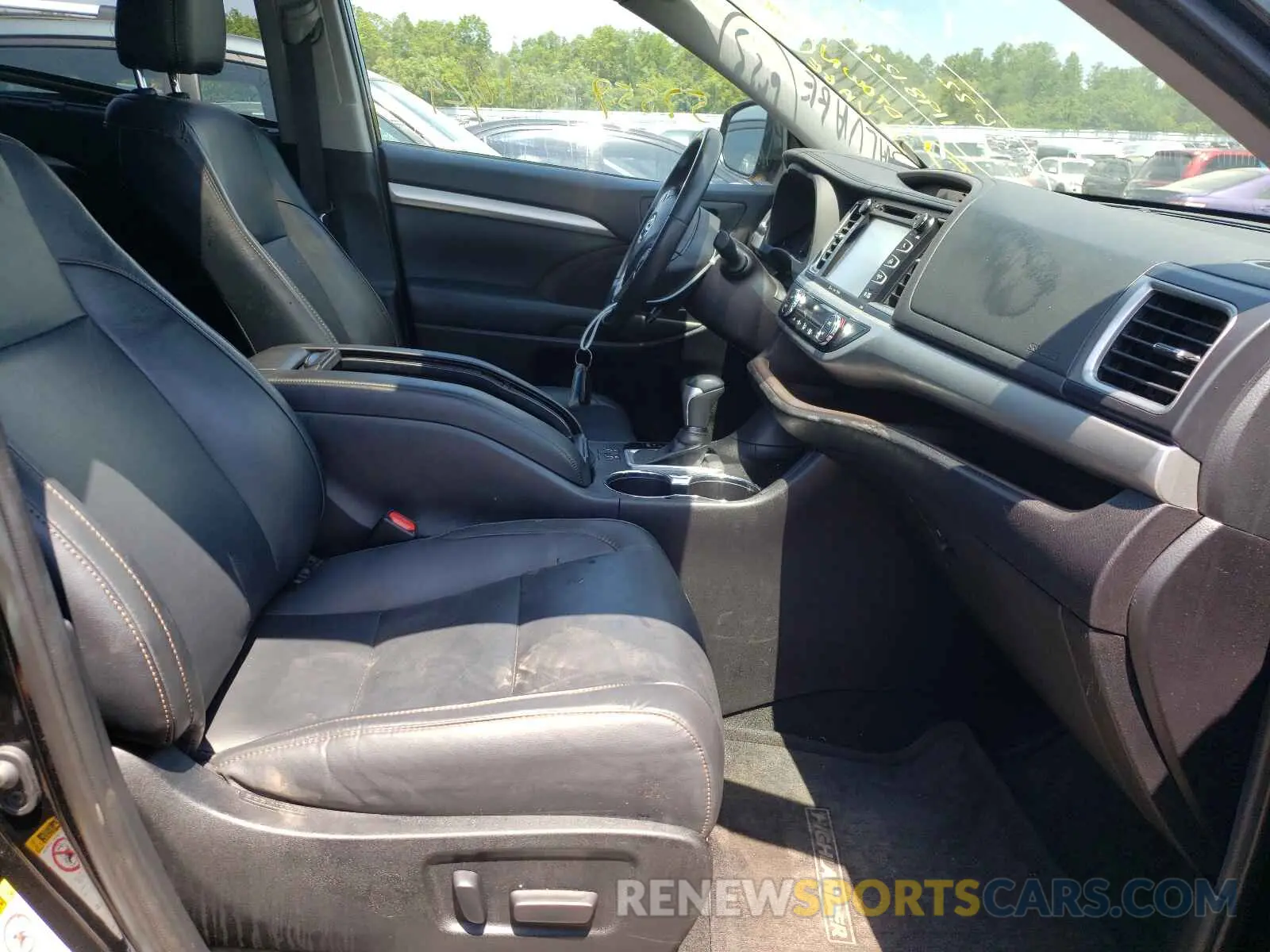 5 Photograph of a damaged car 5TDJZRFH1KS573761 TOYOTA HIGHLANDER 2019