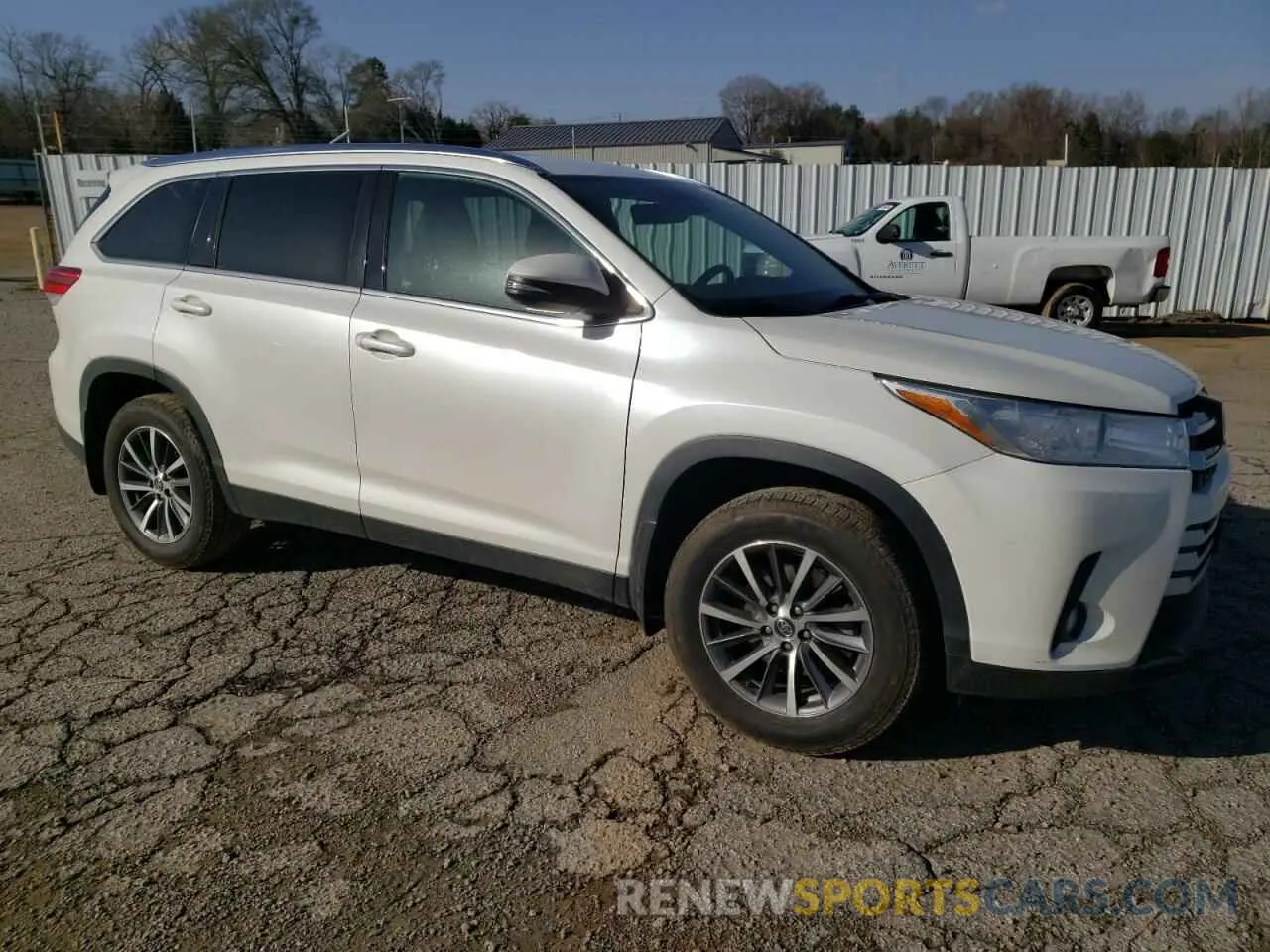 4 Photograph of a damaged car 5TDJZRFH1KS583903 TOYOTA HIGHLANDER 2019