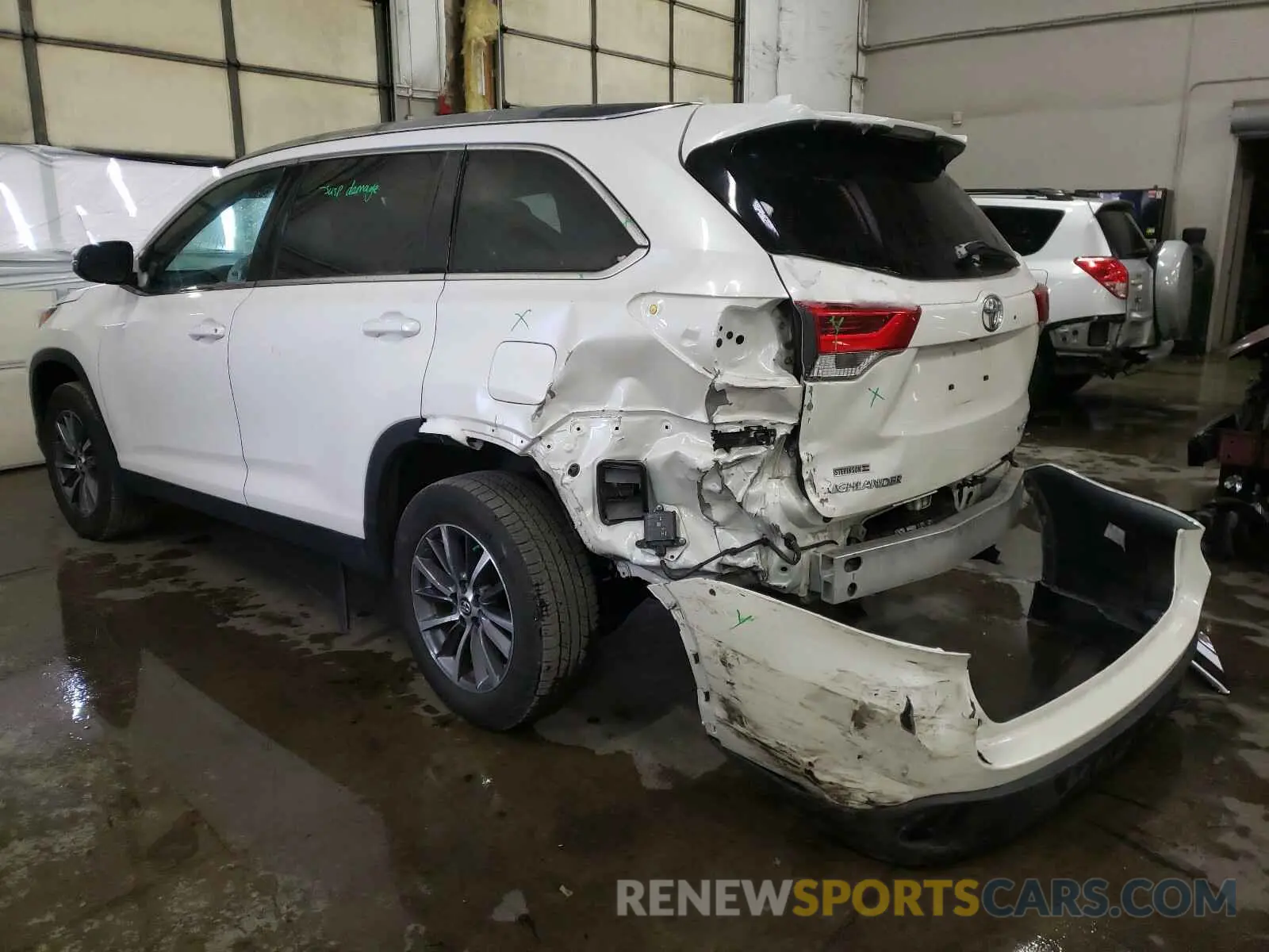 3 Photograph of a damaged car 5TDJZRFH1KS589099 TOYOTA HIGHLANDER 2019