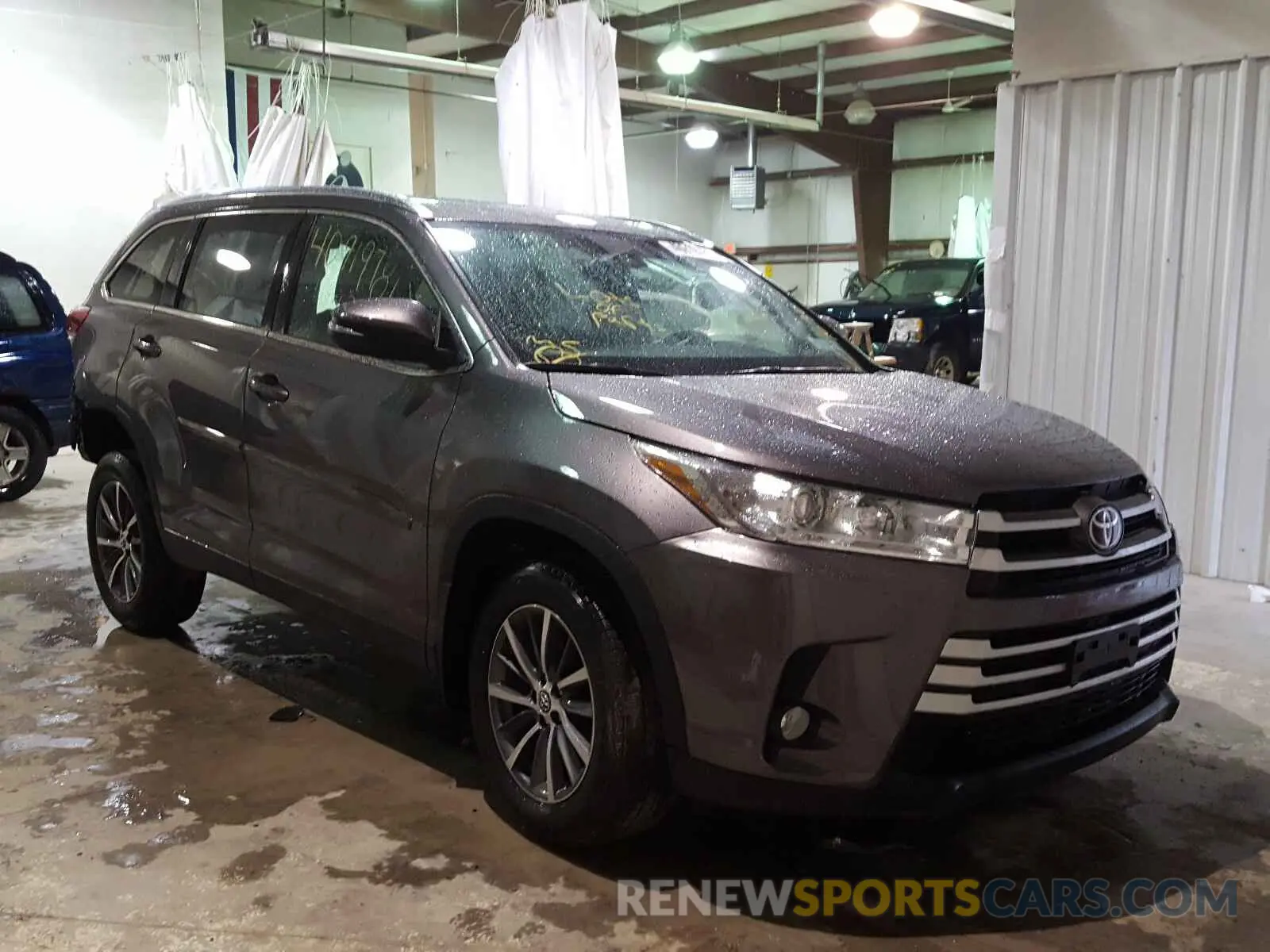 1 Photograph of a damaged car 5TDJZRFH1KS593332 TOYOTA HIGHLANDER 2019