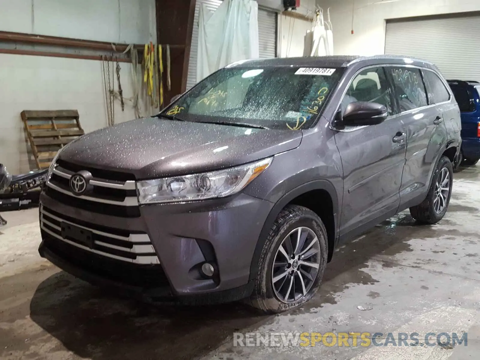2 Photograph of a damaged car 5TDJZRFH1KS593332 TOYOTA HIGHLANDER 2019