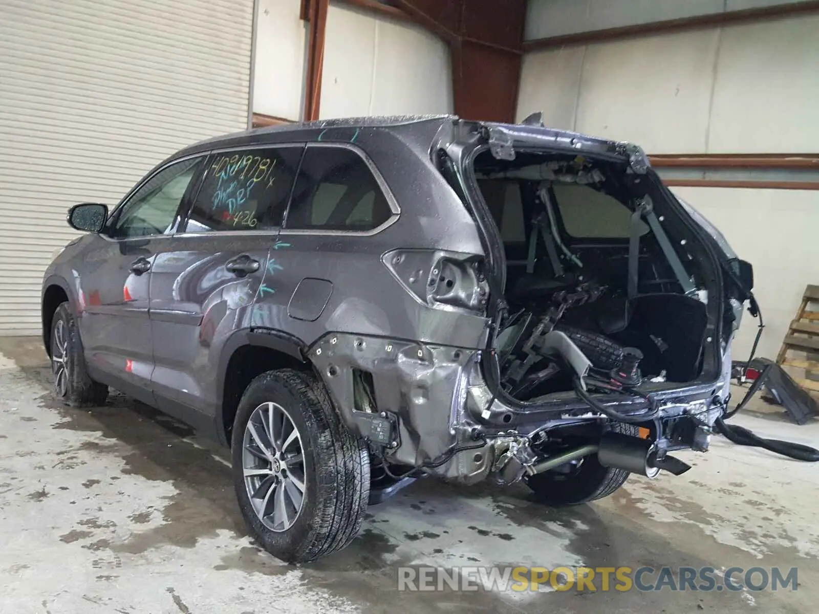 3 Photograph of a damaged car 5TDJZRFH1KS593332 TOYOTA HIGHLANDER 2019