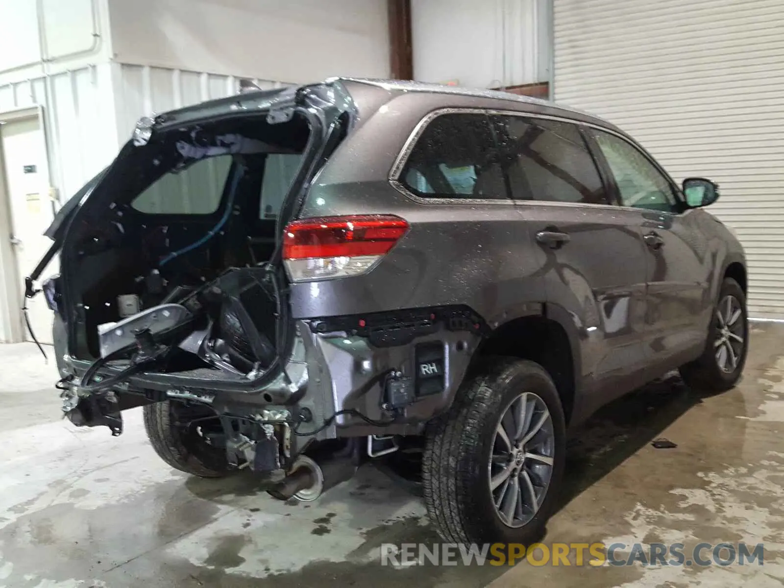 4 Photograph of a damaged car 5TDJZRFH1KS593332 TOYOTA HIGHLANDER 2019