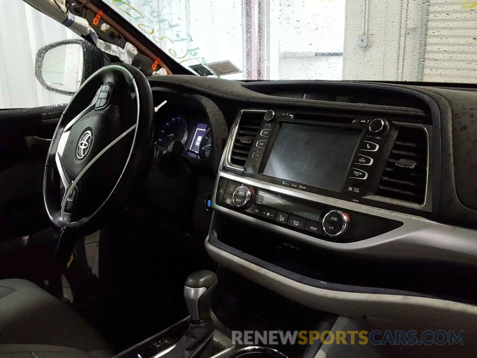 9 Photograph of a damaged car 5TDJZRFH1KS593332 TOYOTA HIGHLANDER 2019