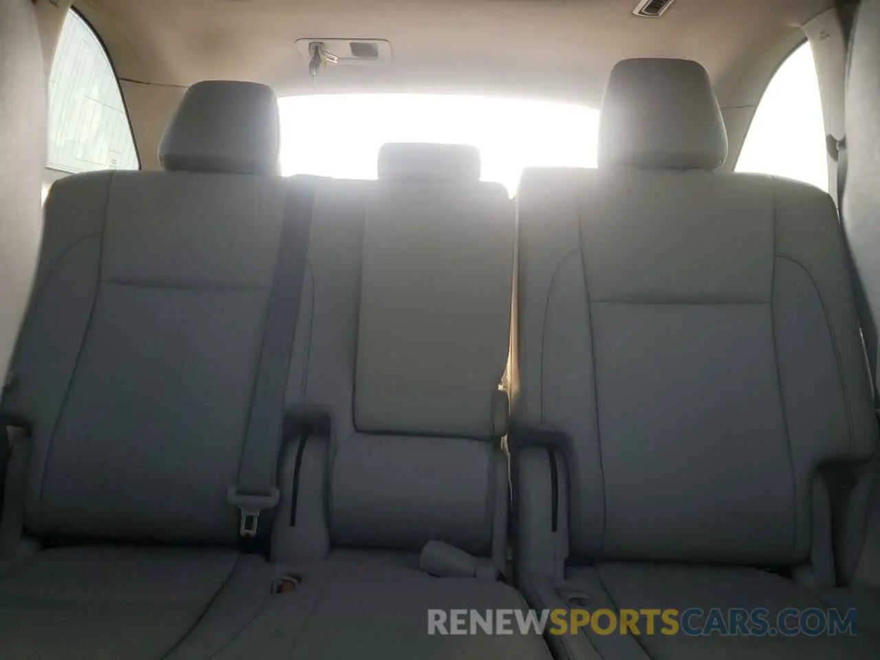10 Photograph of a damaged car 5TDJZRFH1KS612669 TOYOTA HIGHLANDER 2019