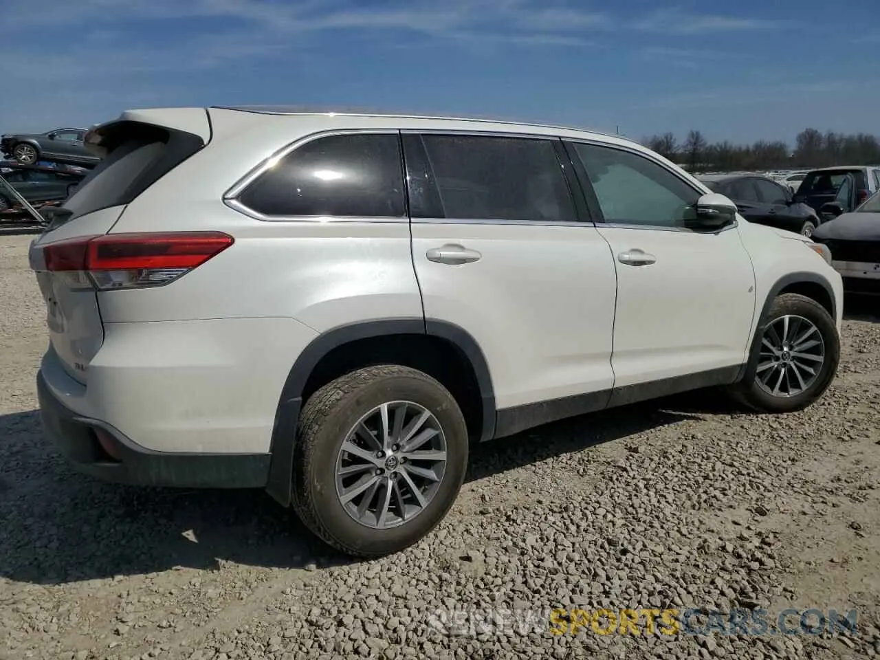 3 Photograph of a damaged car 5TDJZRFH1KS612669 TOYOTA HIGHLANDER 2019