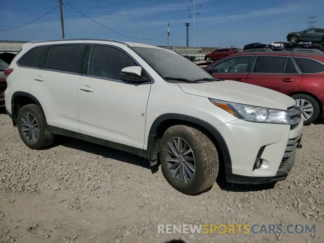 4 Photograph of a damaged car 5TDJZRFH1KS612669 TOYOTA HIGHLANDER 2019