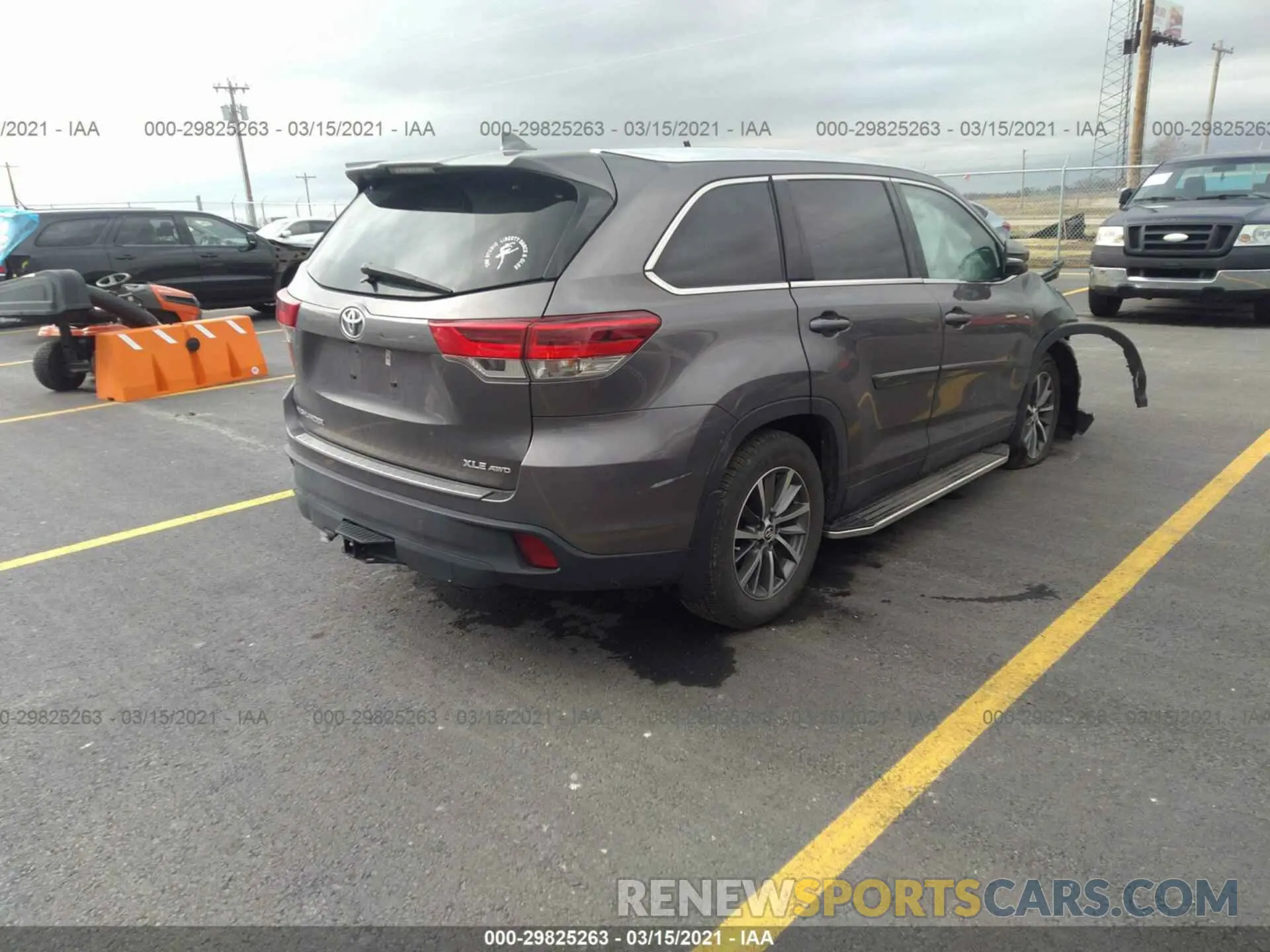 4 Photograph of a damaged car 5TDJZRFH1KS618567 TOYOTA HIGHLANDER 2019