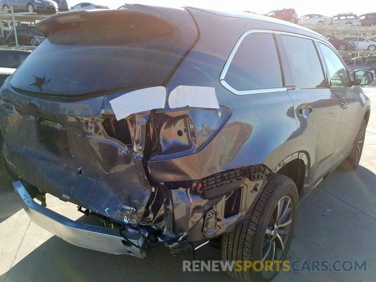 4 Photograph of a damaged car 5TDJZRFH1KS628547 TOYOTA HIGHLANDER 2019