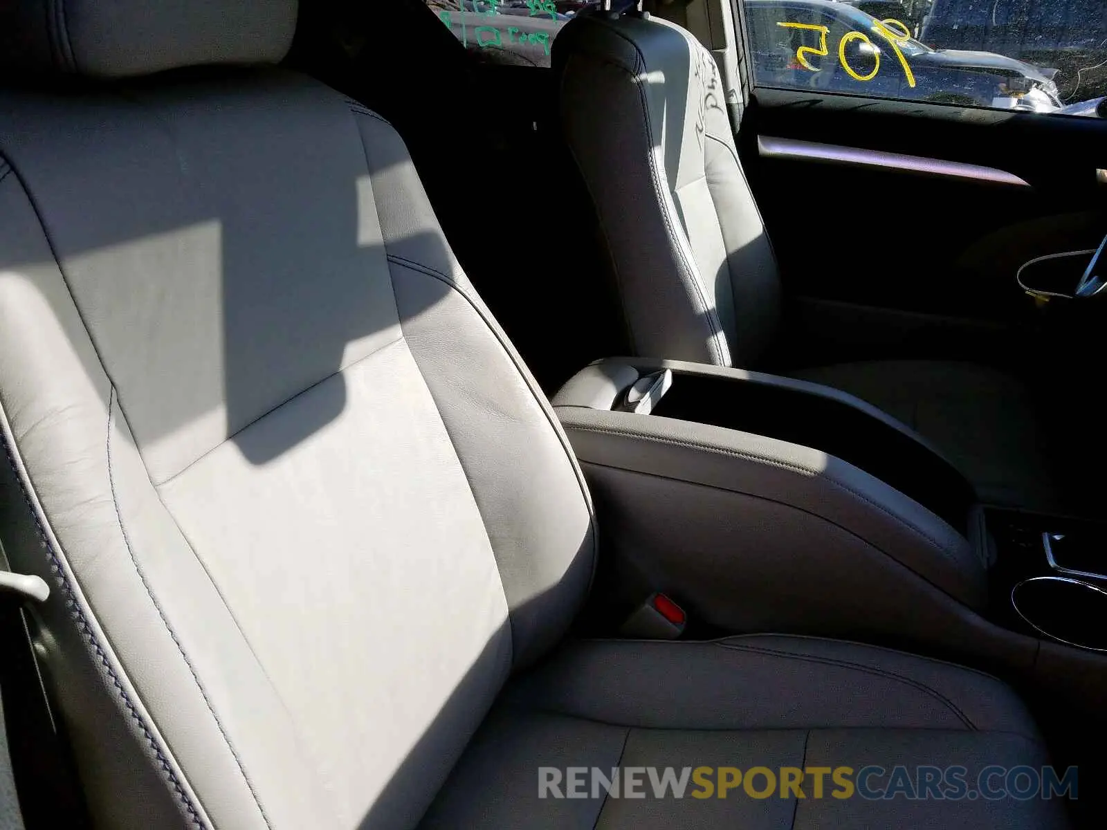 5 Photograph of a damaged car 5TDJZRFH1KS628547 TOYOTA HIGHLANDER 2019