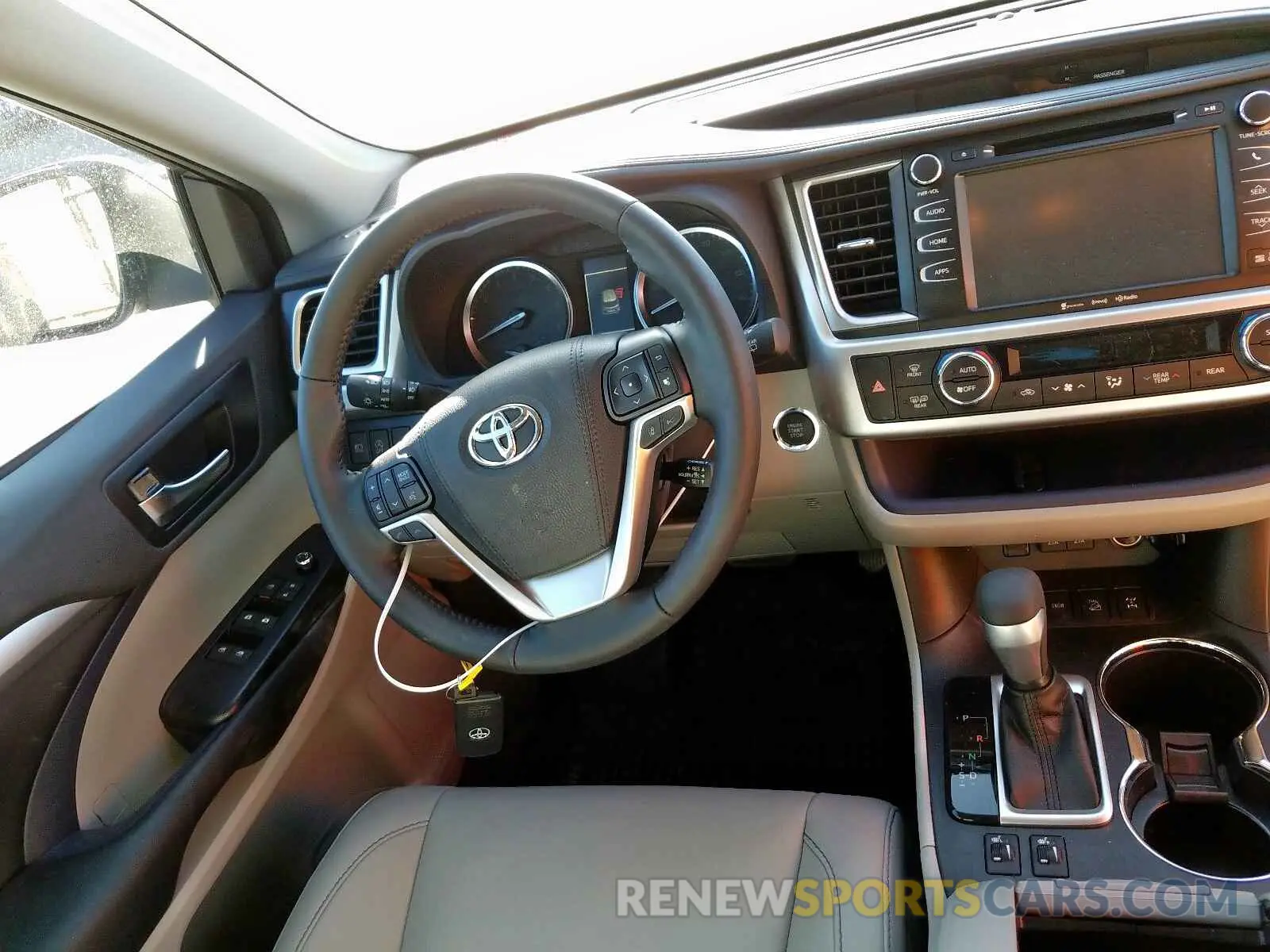 9 Photograph of a damaged car 5TDJZRFH1KS628547 TOYOTA HIGHLANDER 2019