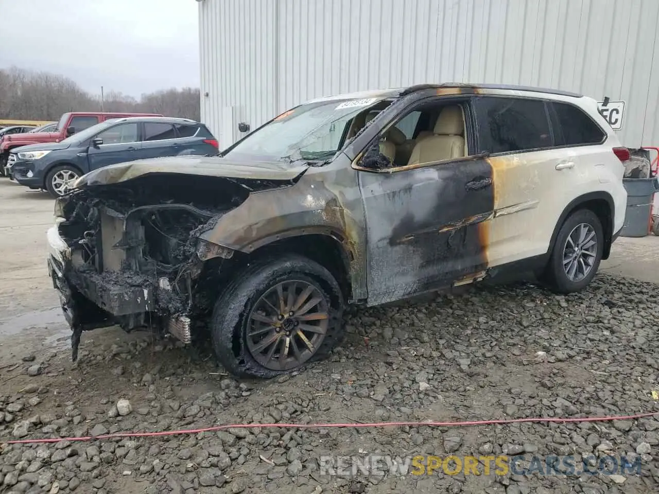 1 Photograph of a damaged car 5TDJZRFH1KS714893 TOYOTA HIGHLANDER 2019