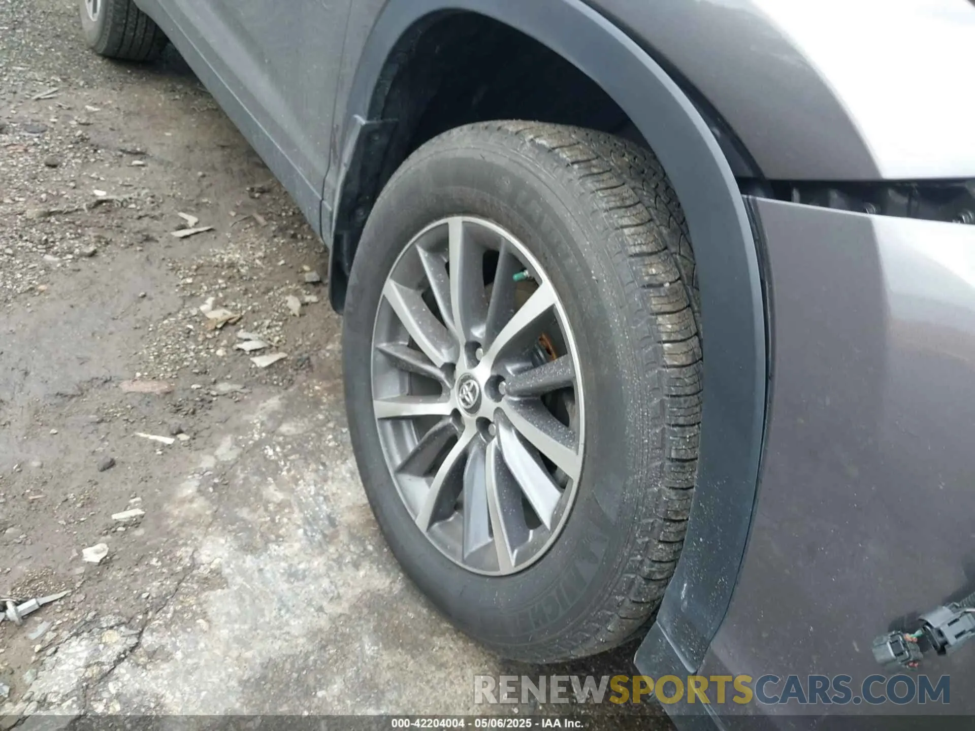 12 Photograph of a damaged car 5TDJZRFH1KS735839 TOYOTA HIGHLANDER 2019