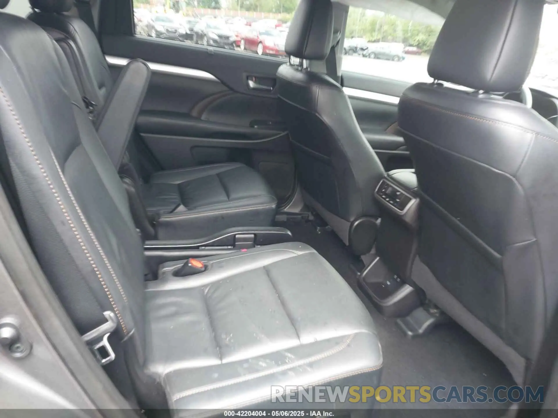 8 Photograph of a damaged car 5TDJZRFH1KS735839 TOYOTA HIGHLANDER 2019