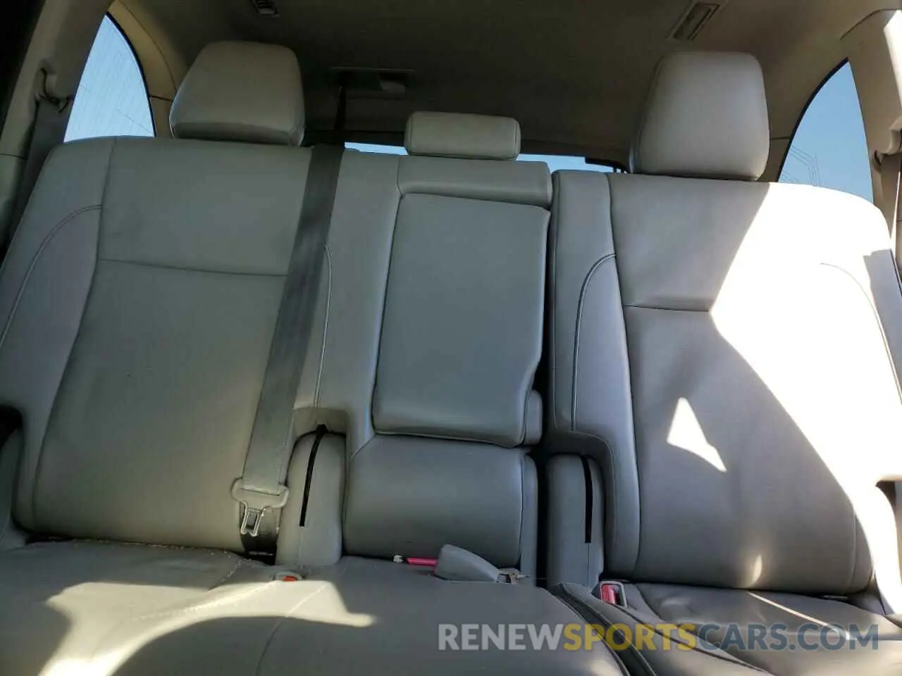 10 Photograph of a damaged car 5TDJZRFH1KS934115 TOYOTA HIGHLANDER 2019