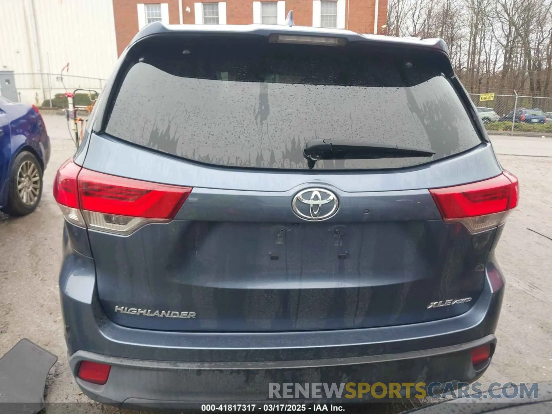 17 Photograph of a damaged car 5TDJZRFH1KS959015 TOYOTA HIGHLANDER 2019