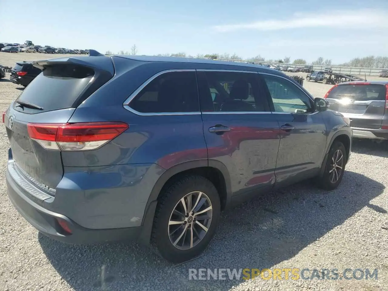 3 Photograph of a damaged car 5TDJZRFH1KS991950 TOYOTA HIGHLANDER 2019