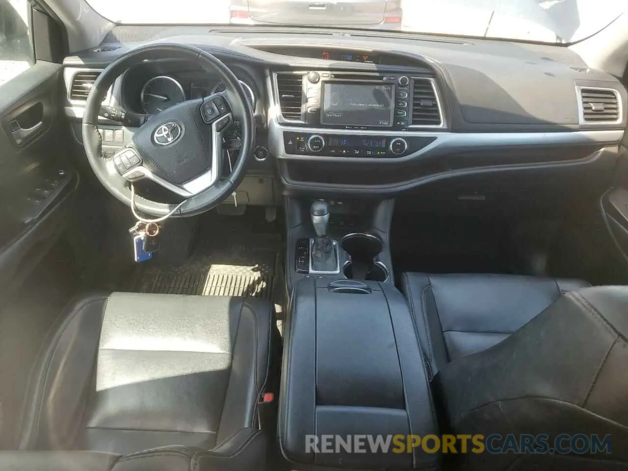 8 Photograph of a damaged car 5TDJZRFH1KS991950 TOYOTA HIGHLANDER 2019
