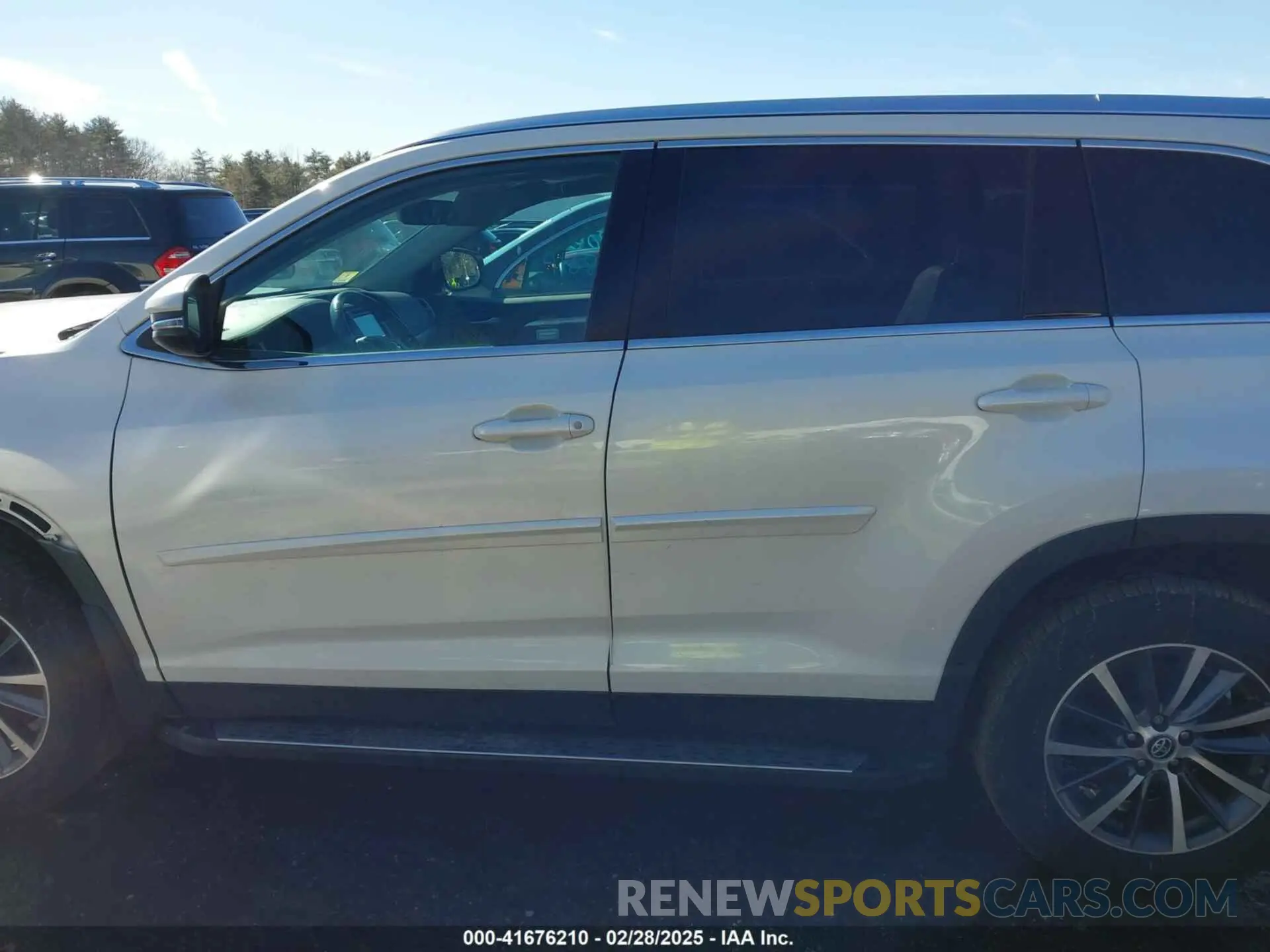 15 Photograph of a damaged car 5TDJZRFH2KS623101 TOYOTA HIGHLANDER 2019