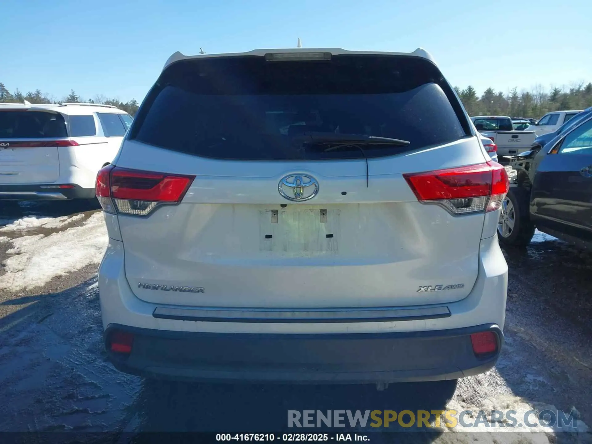 17 Photograph of a damaged car 5TDJZRFH2KS623101 TOYOTA HIGHLANDER 2019