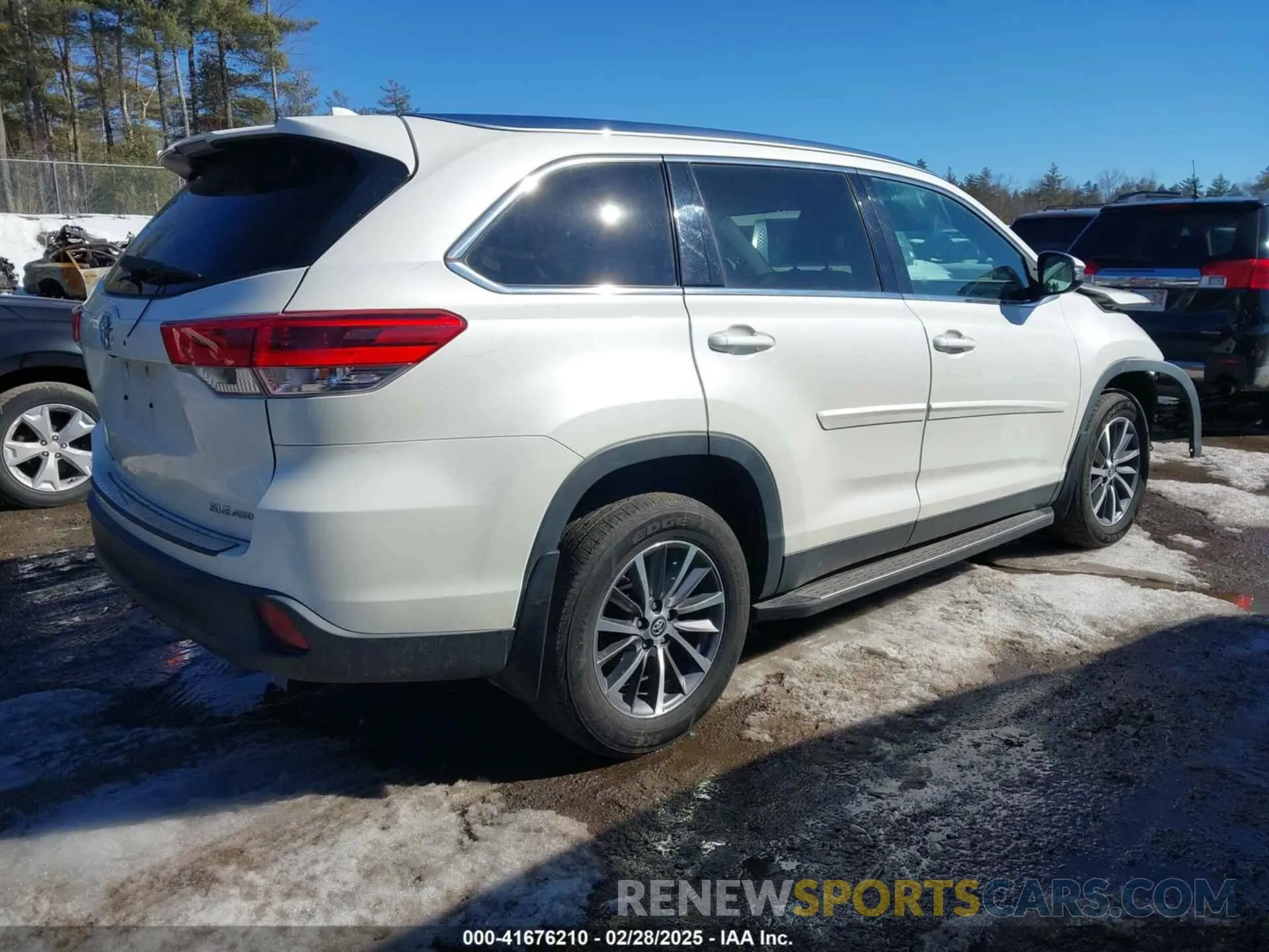 4 Photograph of a damaged car 5TDJZRFH2KS623101 TOYOTA HIGHLANDER 2019