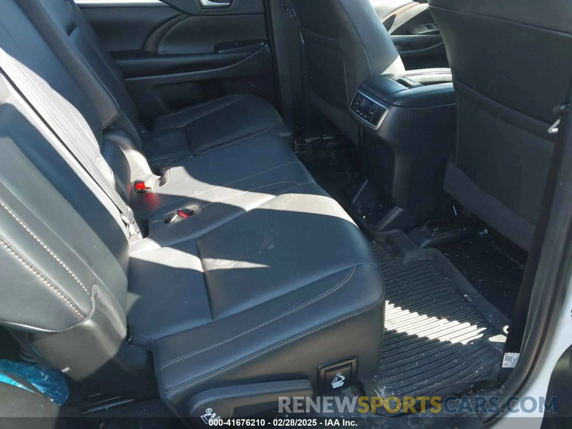 8 Photograph of a damaged car 5TDJZRFH2KS623101 TOYOTA HIGHLANDER 2019