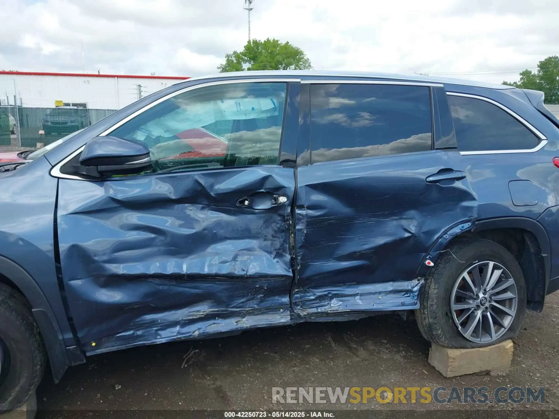 14 Photograph of a damaged car 5TDJZRFH2KS975689 TOYOTA HIGHLANDER 2019
