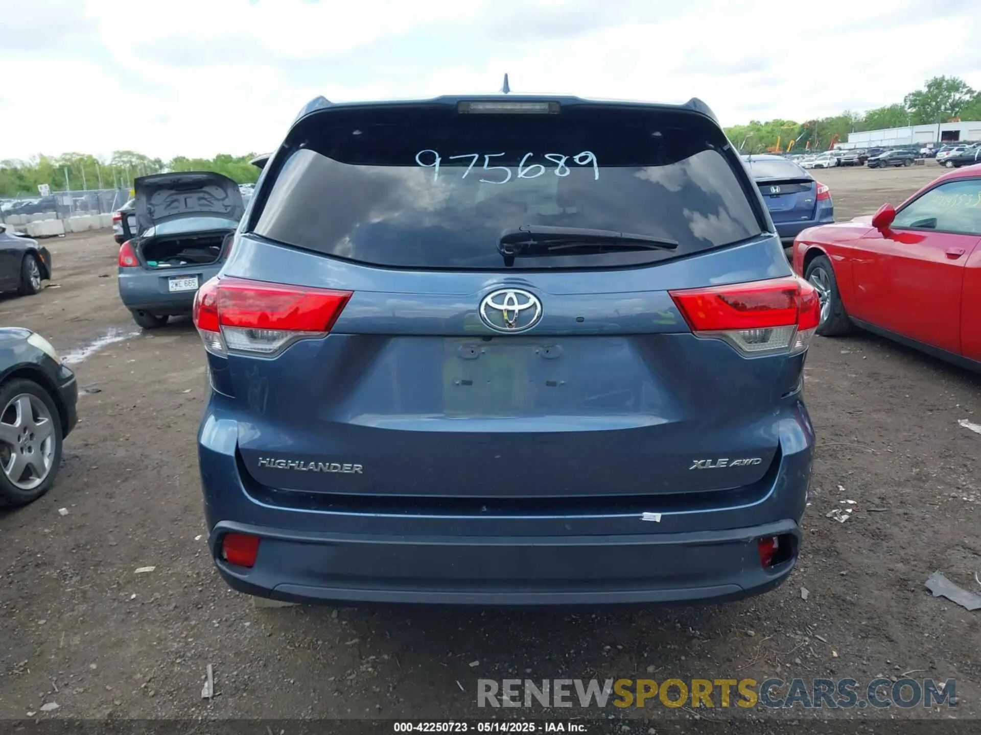 16 Photograph of a damaged car 5TDJZRFH2KS975689 TOYOTA HIGHLANDER 2019