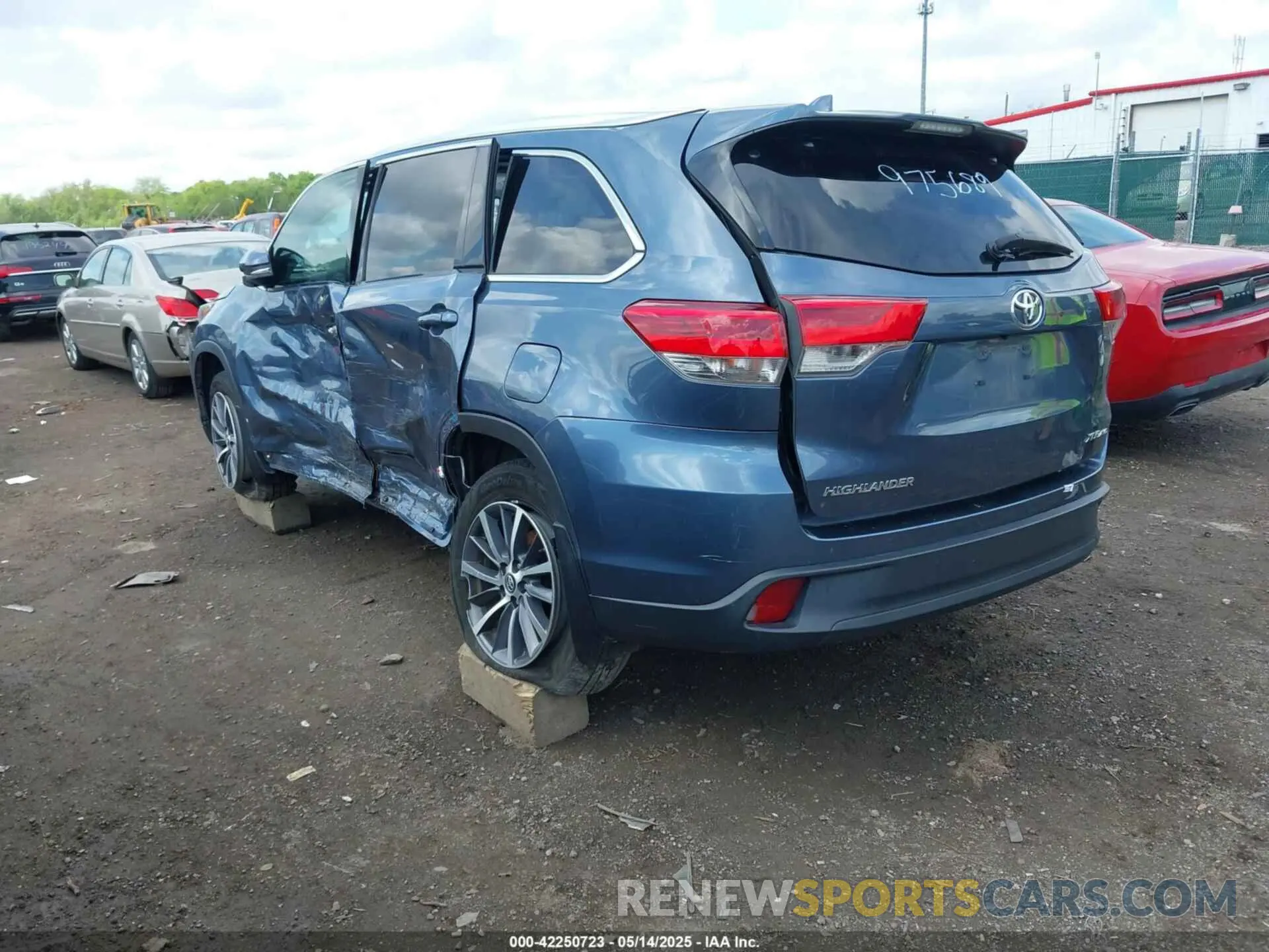 3 Photograph of a damaged car 5TDJZRFH2KS975689 TOYOTA HIGHLANDER 2019