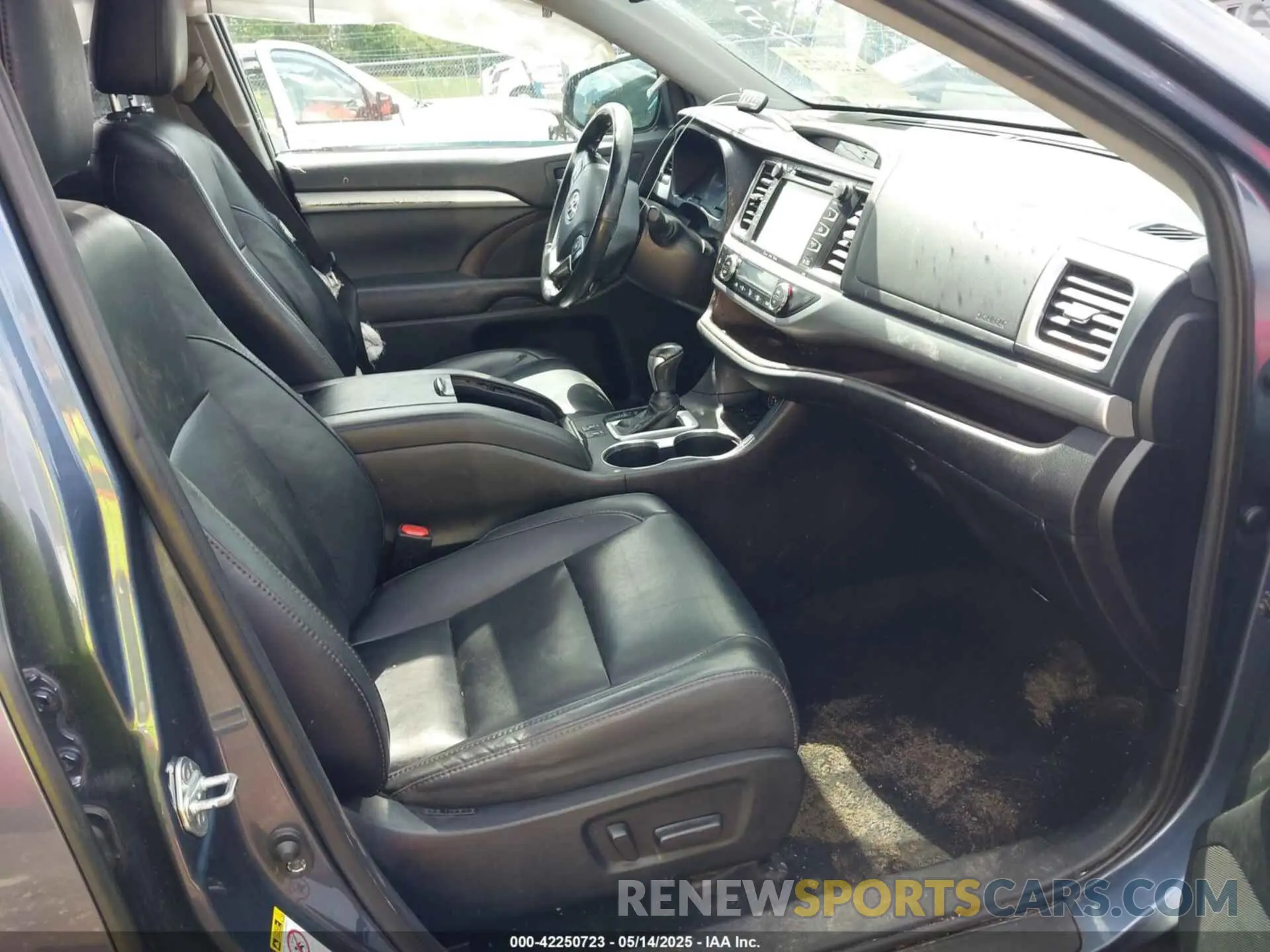 5 Photograph of a damaged car 5TDJZRFH2KS975689 TOYOTA HIGHLANDER 2019