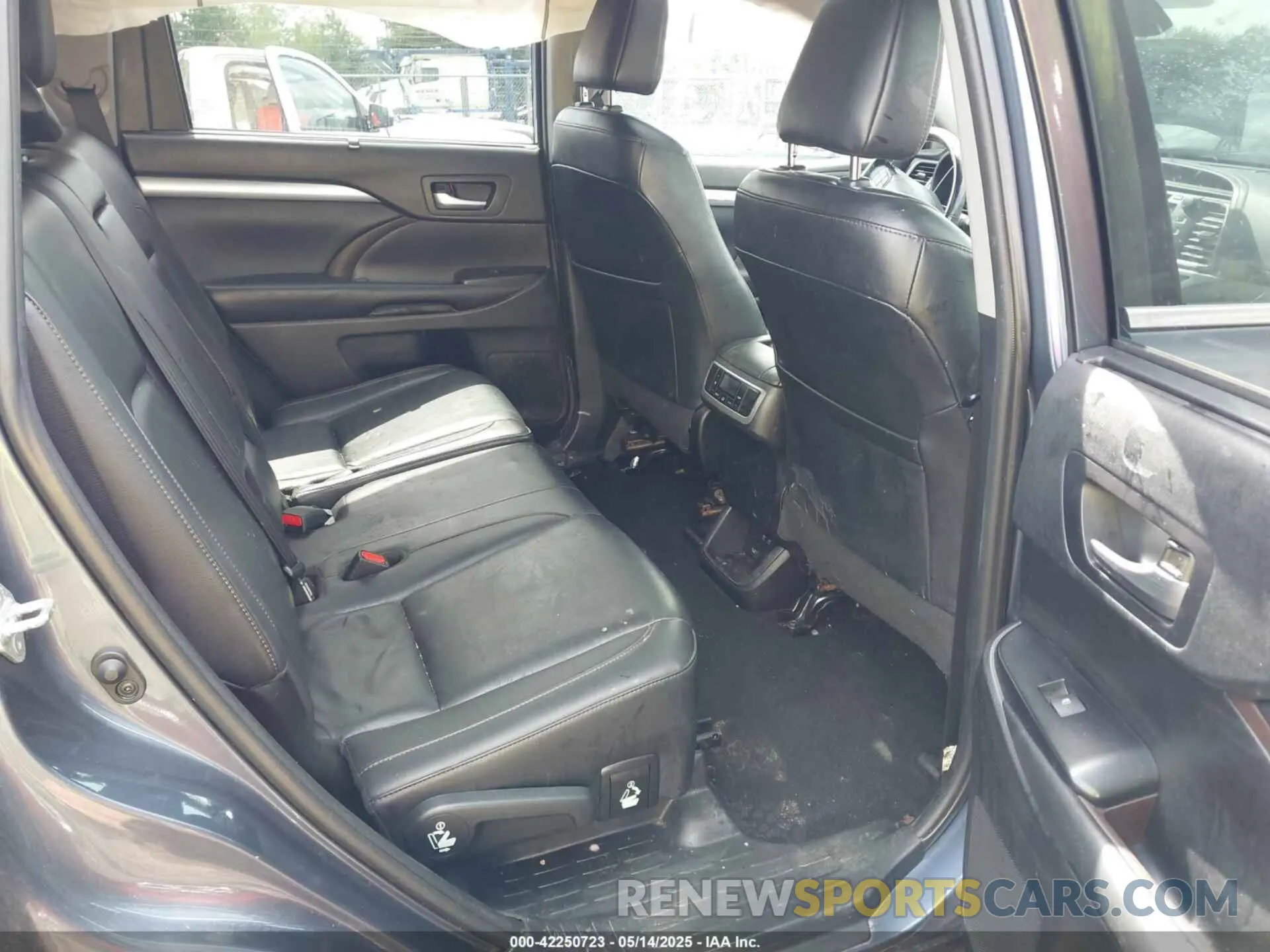 8 Photograph of a damaged car 5TDJZRFH2KS975689 TOYOTA HIGHLANDER 2019