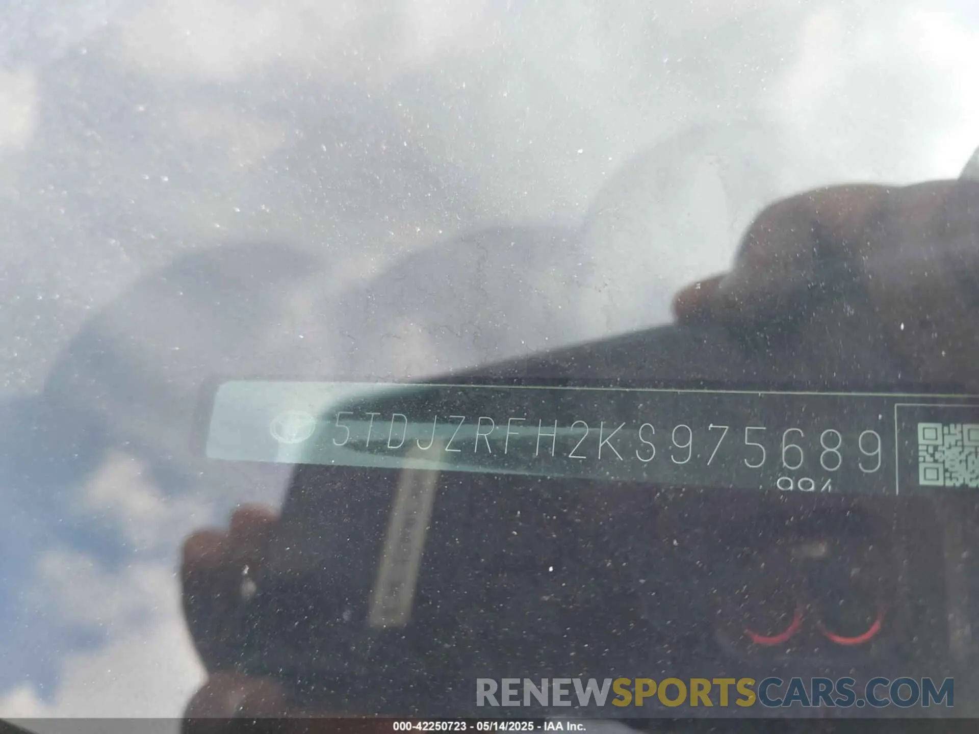 9 Photograph of a damaged car 5TDJZRFH2KS975689 TOYOTA HIGHLANDER 2019