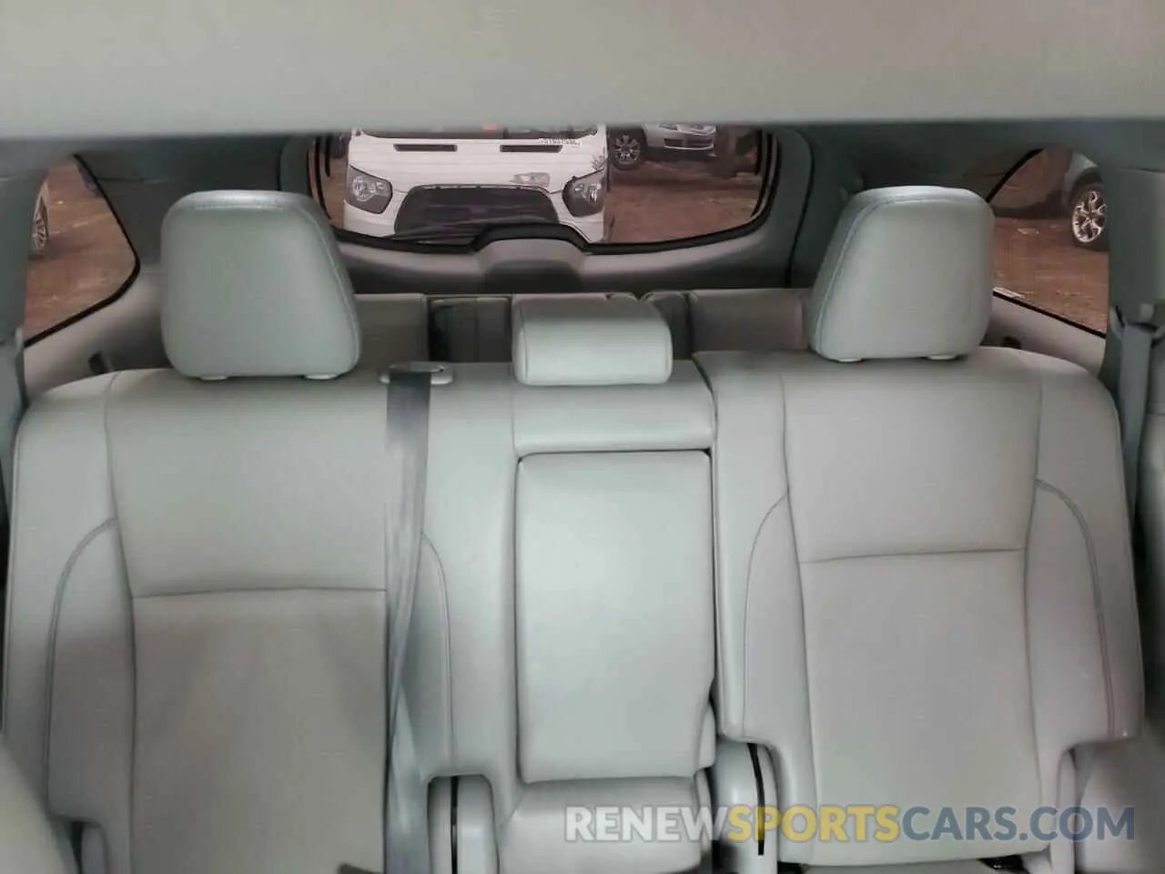 10 Photograph of a damaged car 5TDJZRFH3KS583465 TOYOTA HIGHLANDER 2019