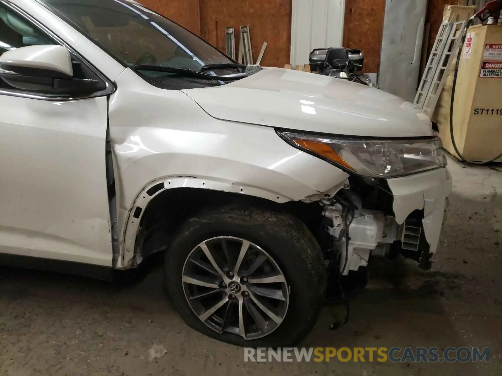 9 Photograph of a damaged car 5TDJZRFH3KS596457 TOYOTA HIGHLANDER 2019
