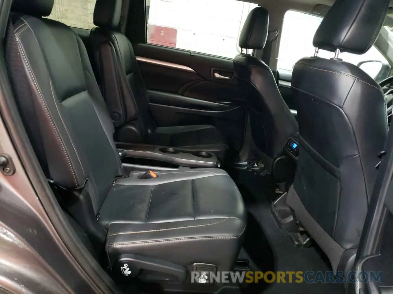 11 Photograph of a damaged car 5TDJZRFH3KS604413 TOYOTA HIGHLANDER 2019