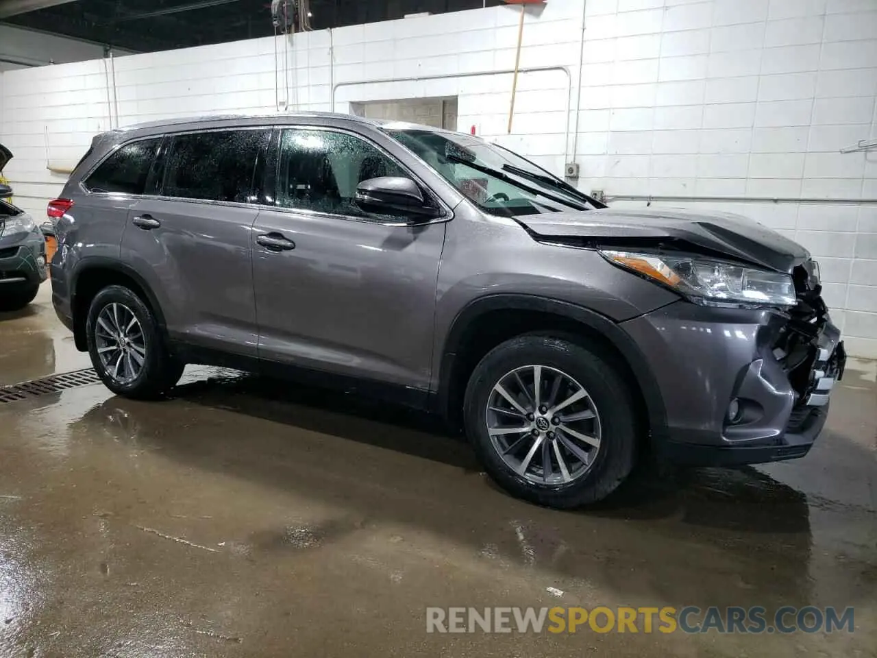 4 Photograph of a damaged car 5TDJZRFH3KS604413 TOYOTA HIGHLANDER 2019
