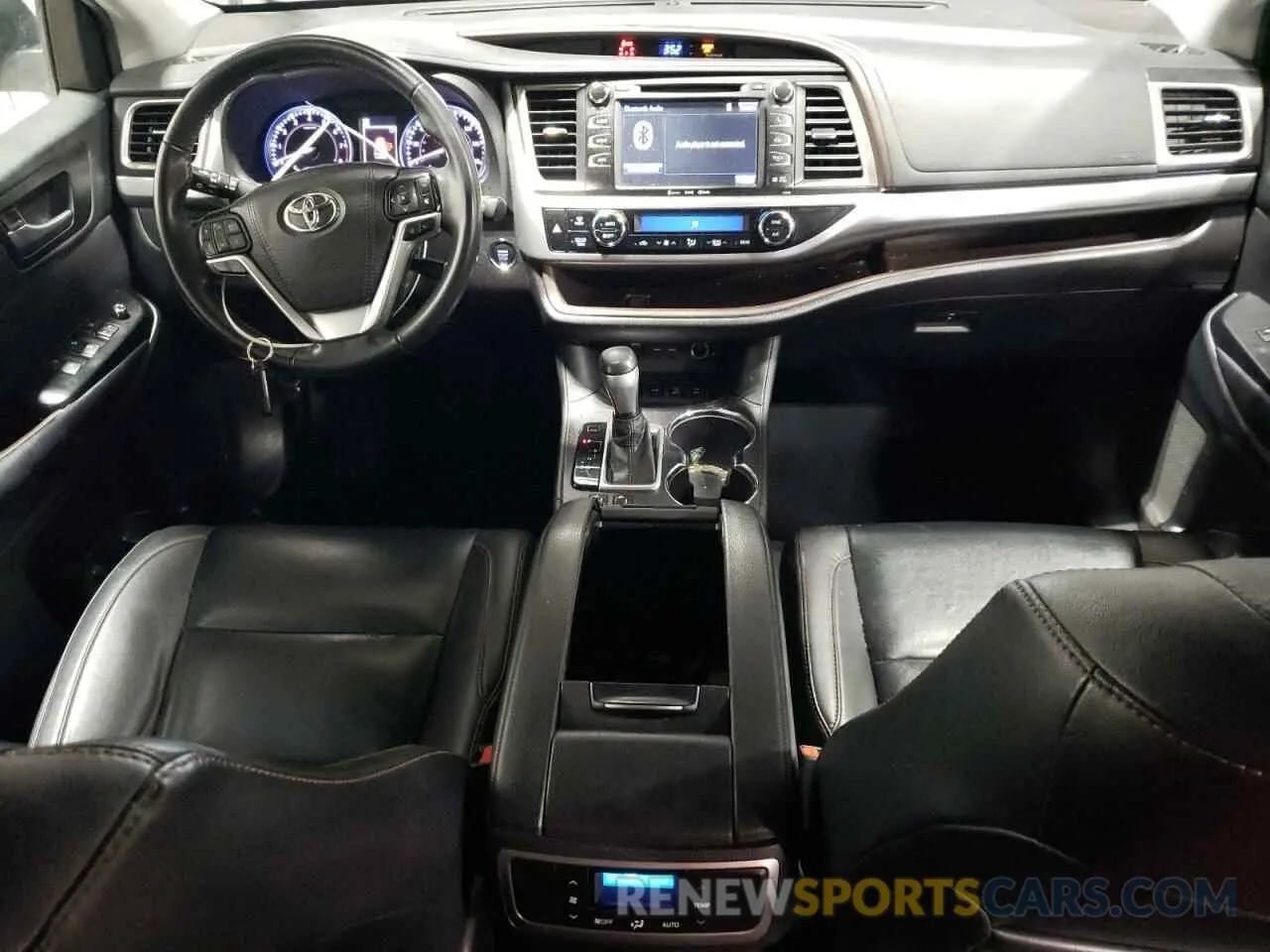 8 Photograph of a damaged car 5TDJZRFH3KS604413 TOYOTA HIGHLANDER 2019