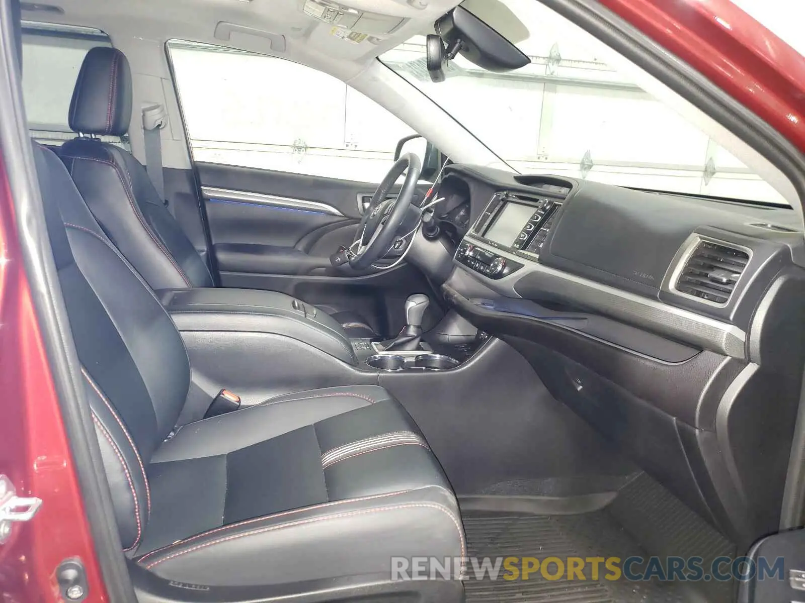 5 Photograph of a damaged car 5TDJZRFH3KS984207 TOYOTA HIGHLANDER 2019