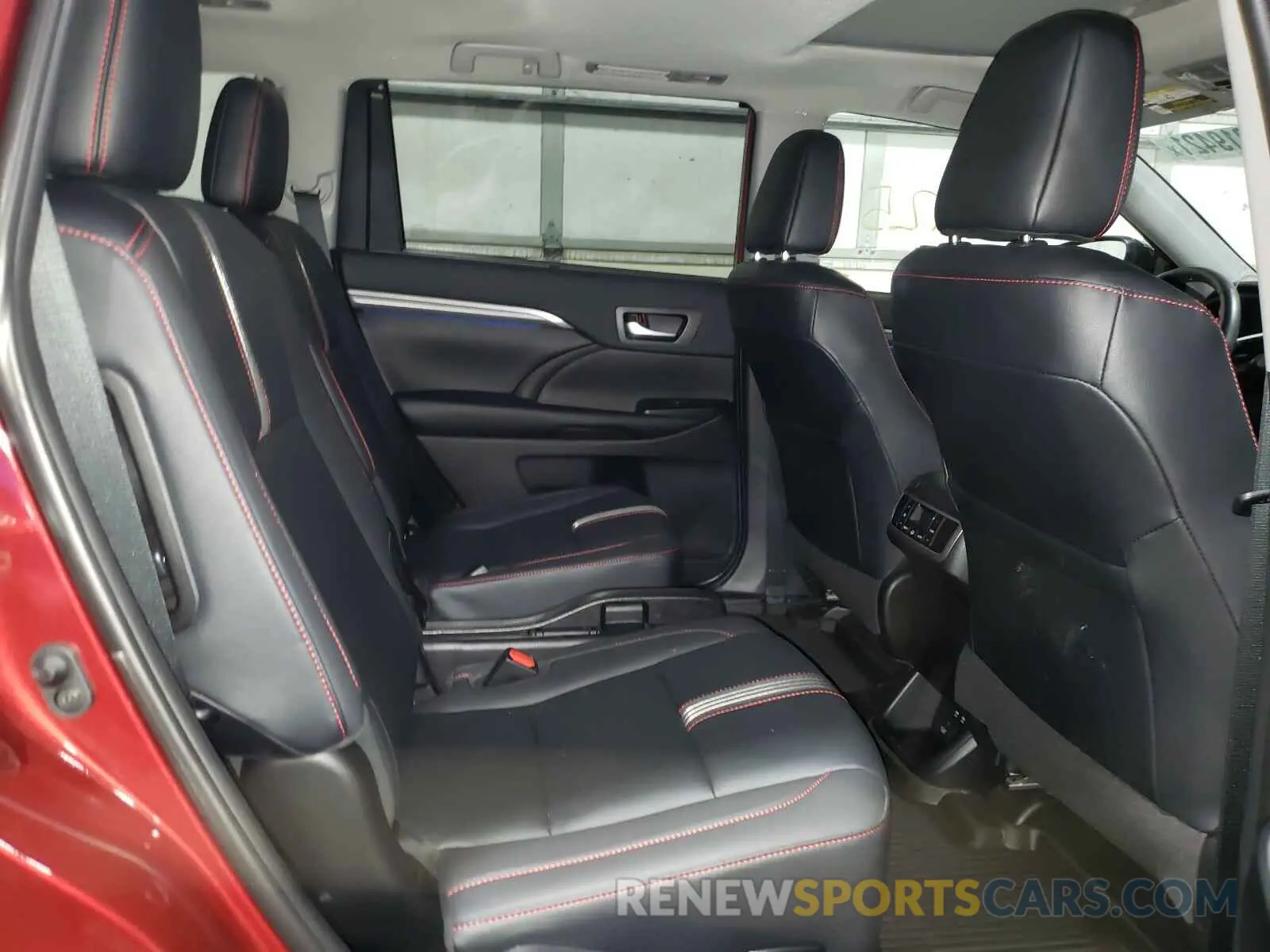 6 Photograph of a damaged car 5TDJZRFH3KS984207 TOYOTA HIGHLANDER 2019