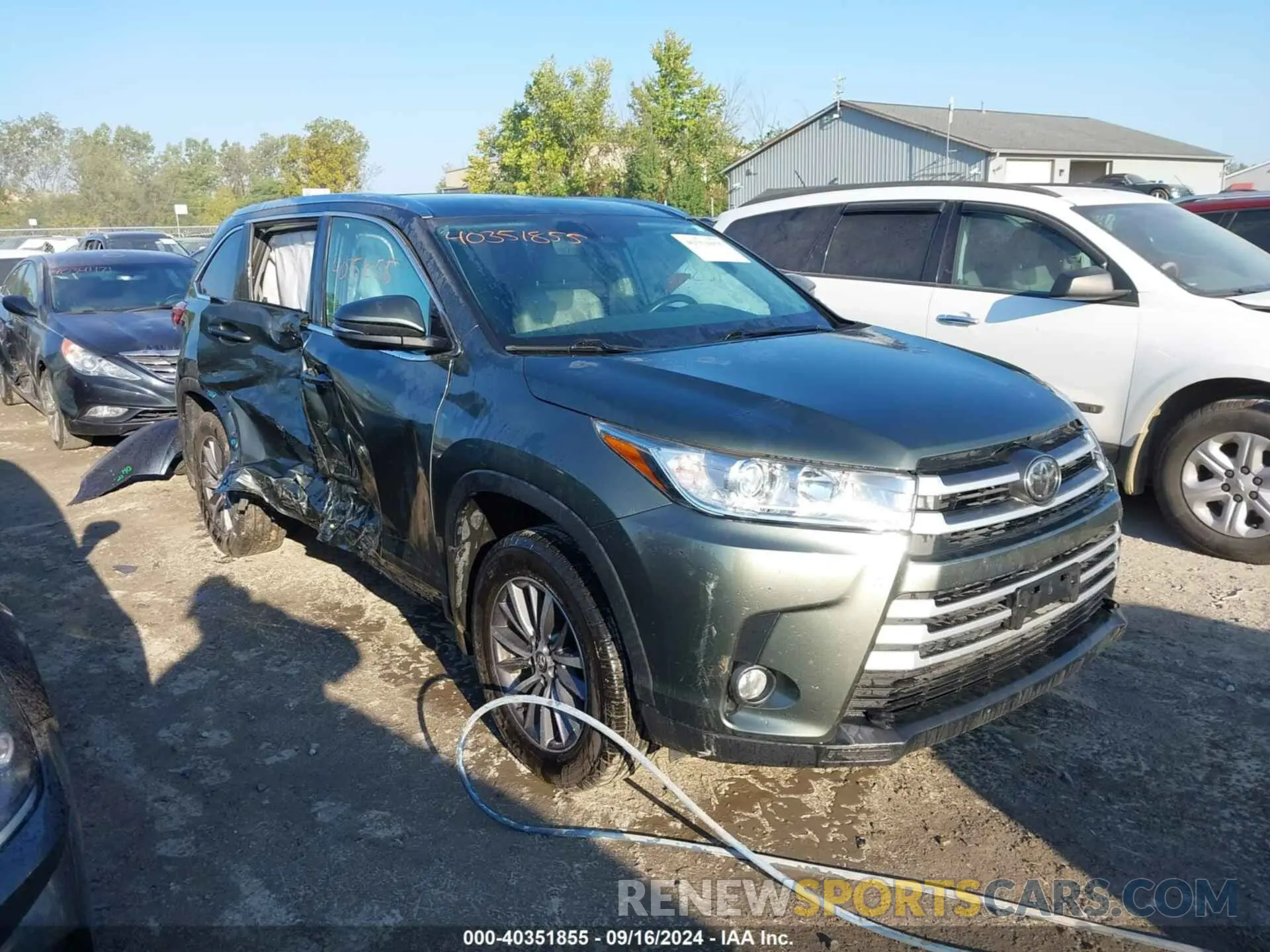 1 Photograph of a damaged car 5TDJZRFH3KS998544 TOYOTA HIGHLANDER 2019