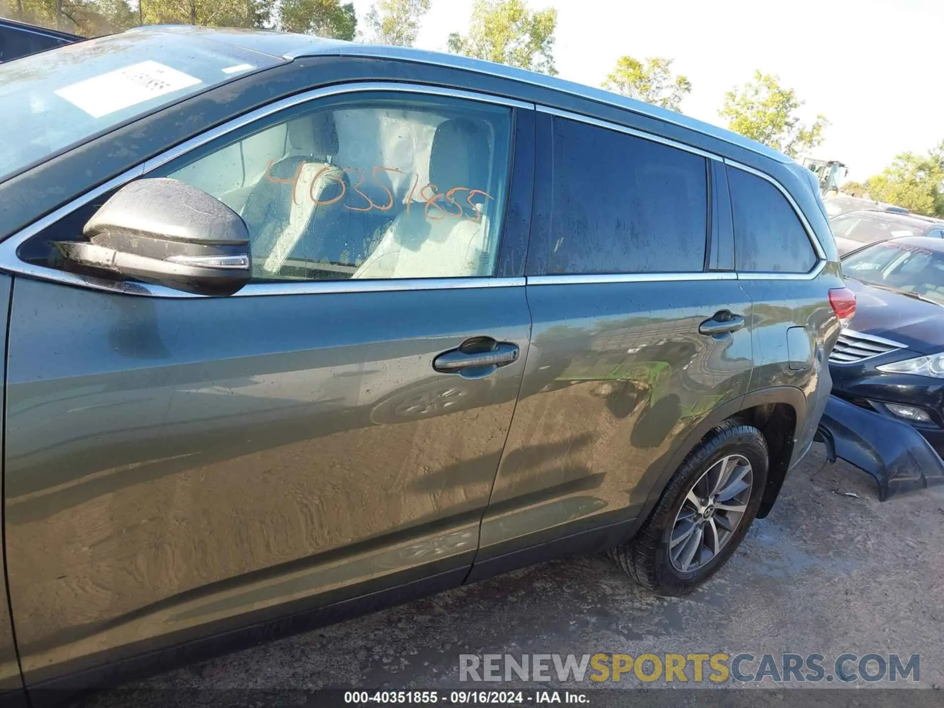 14 Photograph of a damaged car 5TDJZRFH3KS998544 TOYOTA HIGHLANDER 2019
