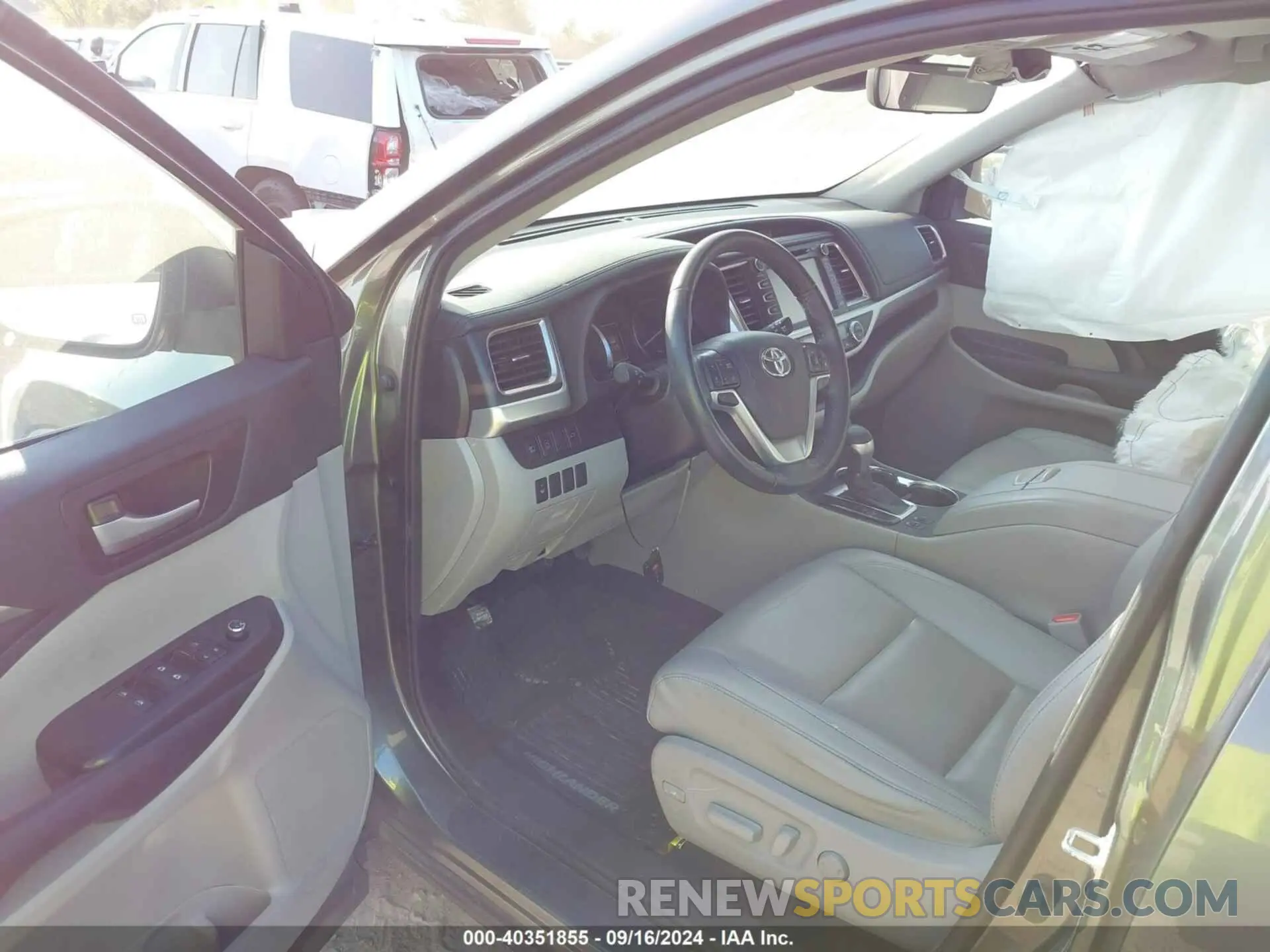 5 Photograph of a damaged car 5TDJZRFH3KS998544 TOYOTA HIGHLANDER 2019