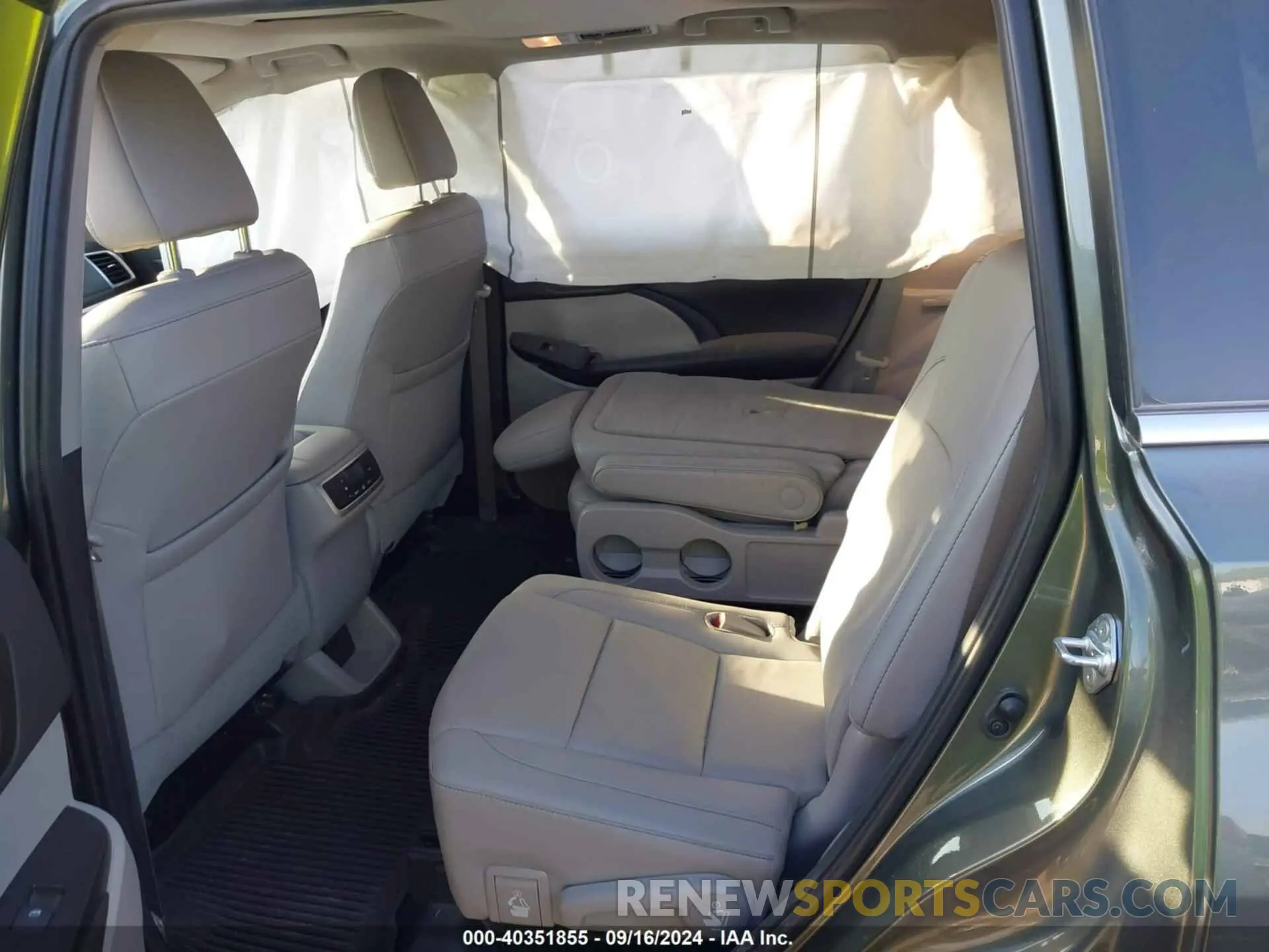 8 Photograph of a damaged car 5TDJZRFH3KS998544 TOYOTA HIGHLANDER 2019