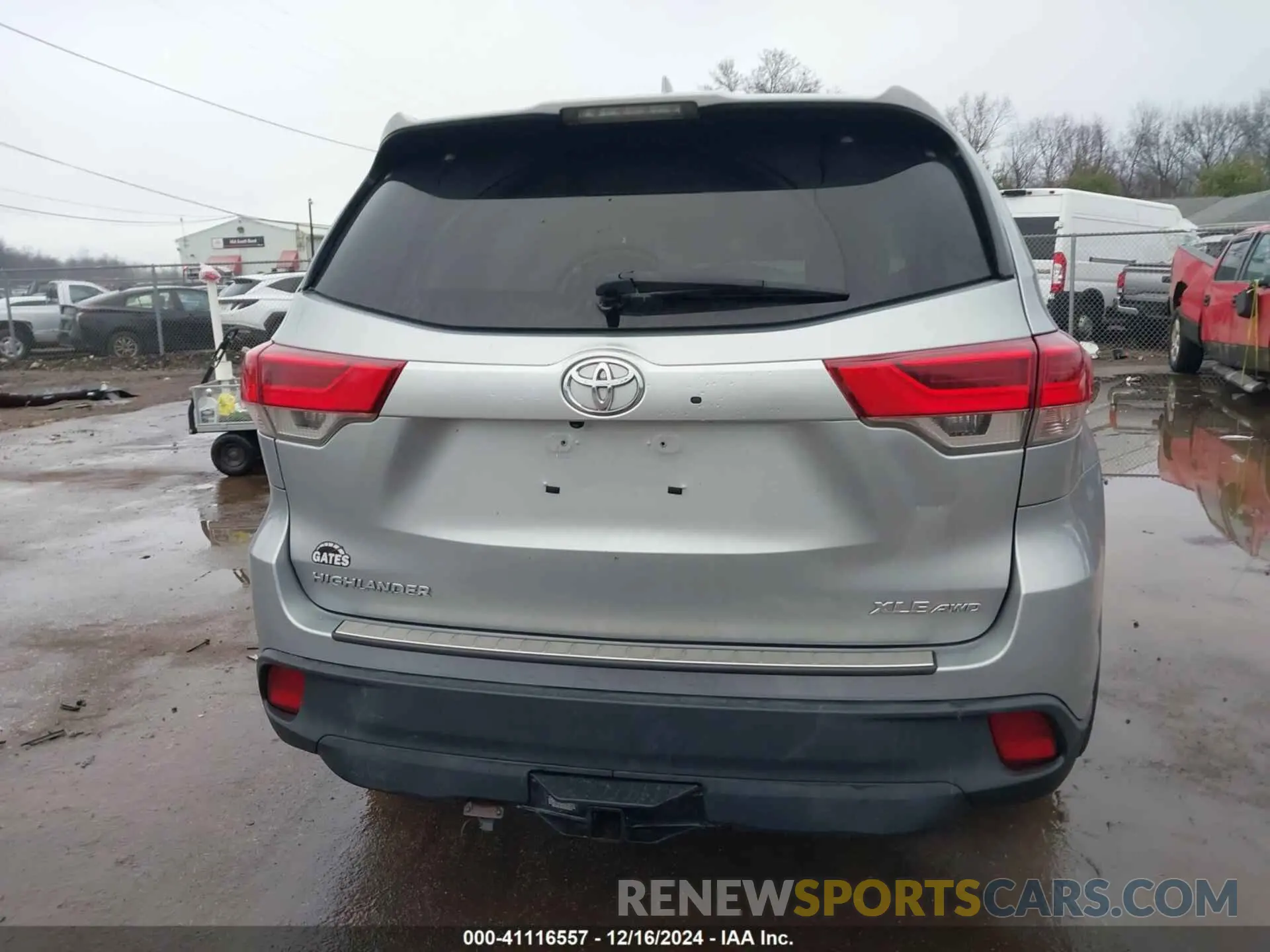 17 Photograph of a damaged car 5TDJZRFH4KS568182 TOYOTA HIGHLANDER 2019