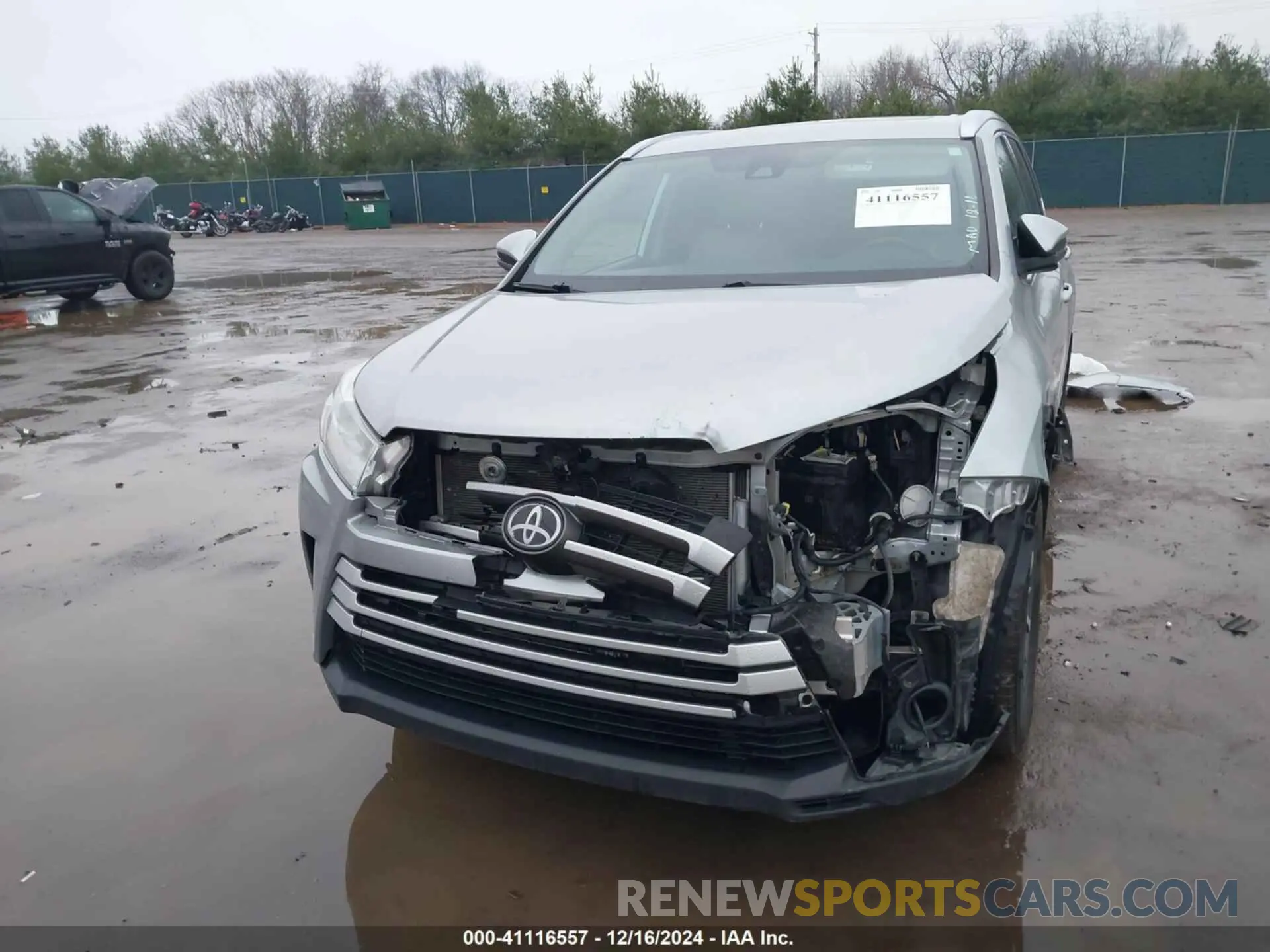 2 Photograph of a damaged car 5TDJZRFH4KS568182 TOYOTA HIGHLANDER 2019
