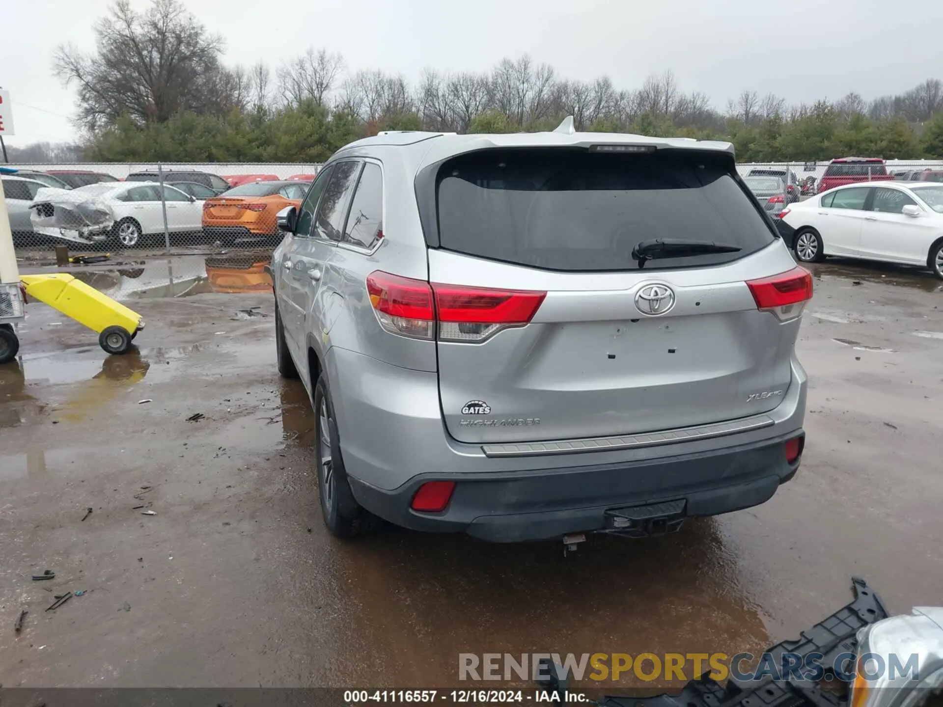 3 Photograph of a damaged car 5TDJZRFH4KS568182 TOYOTA HIGHLANDER 2019