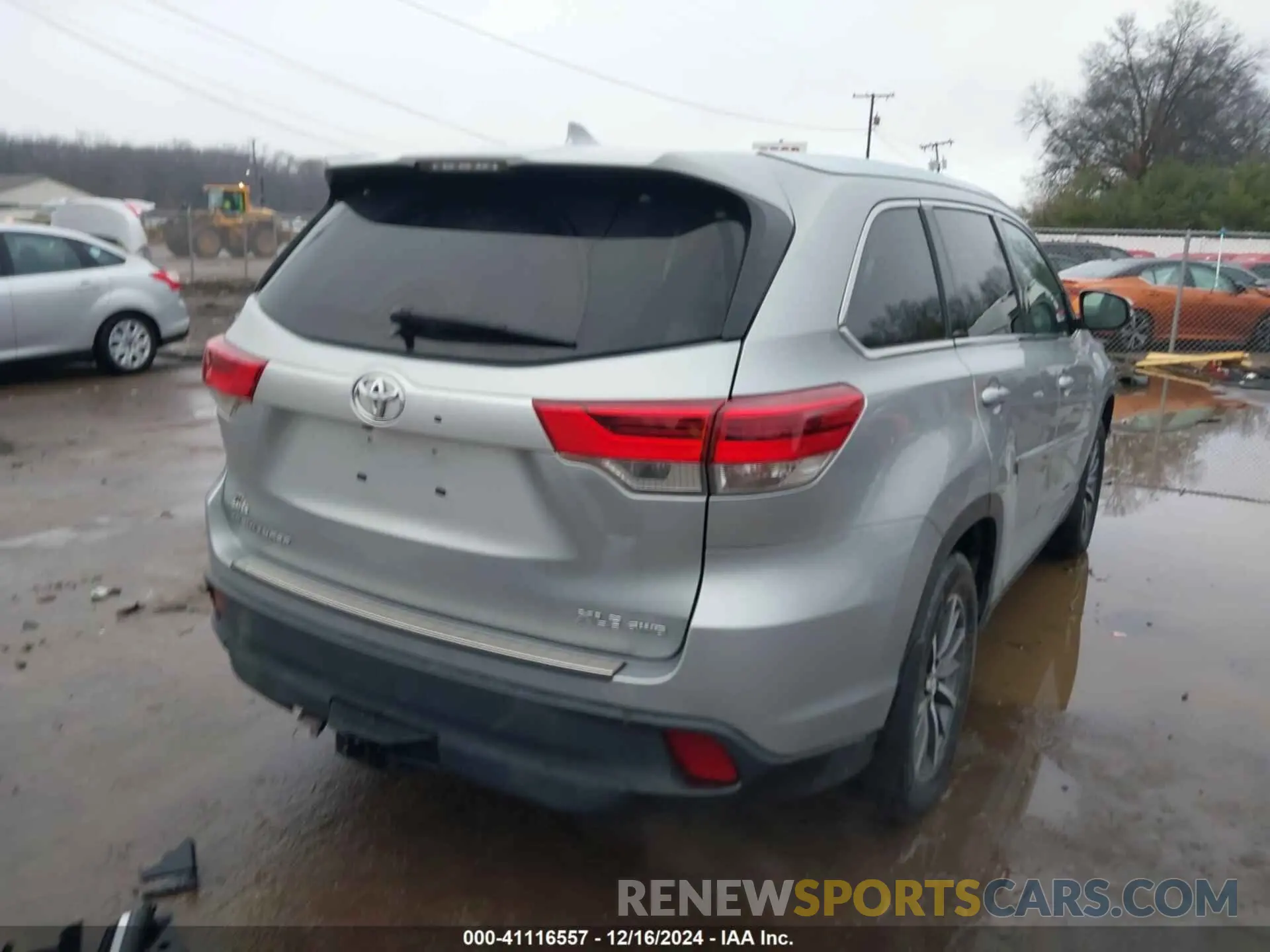 4 Photograph of a damaged car 5TDJZRFH4KS568182 TOYOTA HIGHLANDER 2019