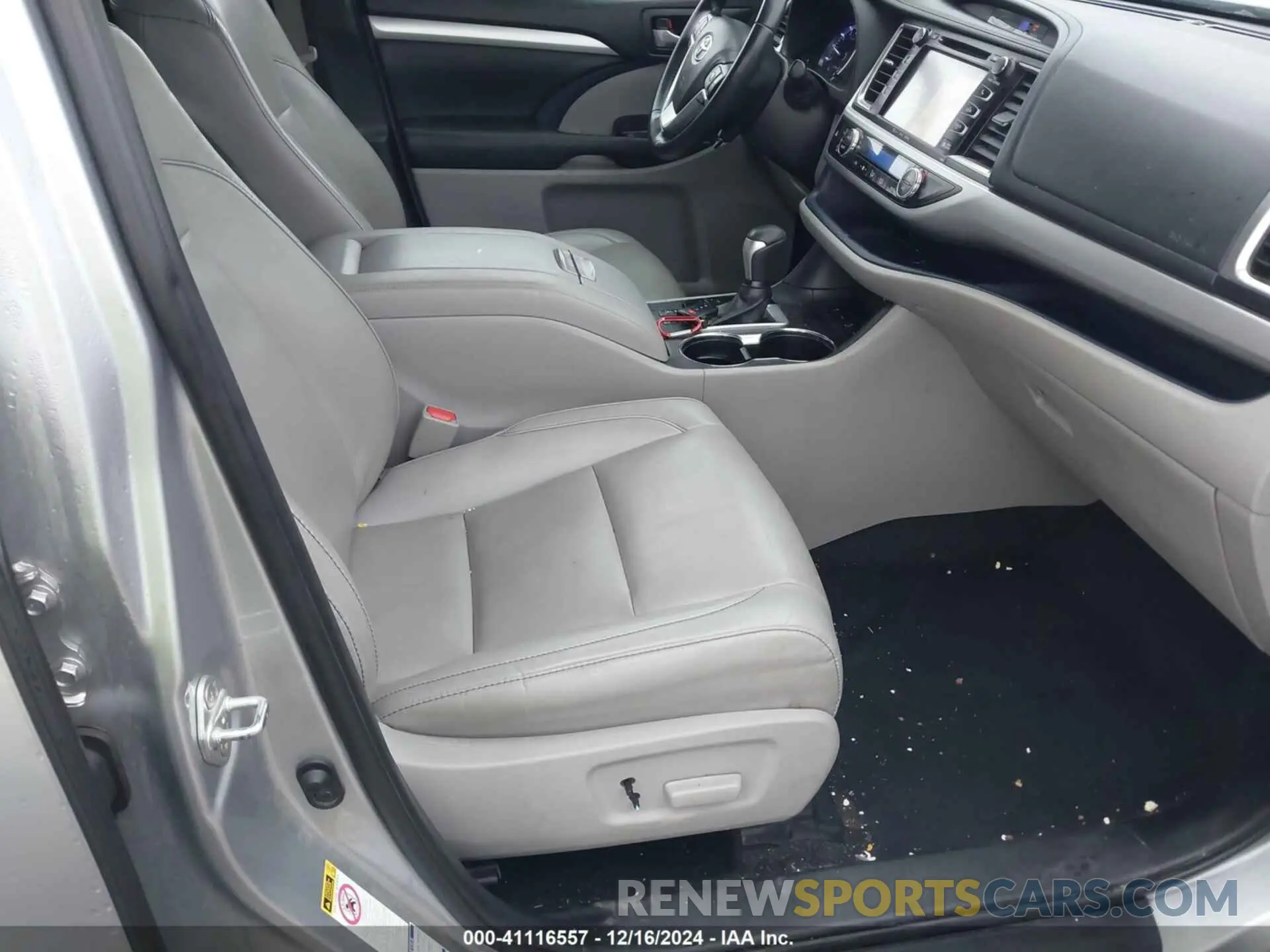 5 Photograph of a damaged car 5TDJZRFH4KS568182 TOYOTA HIGHLANDER 2019