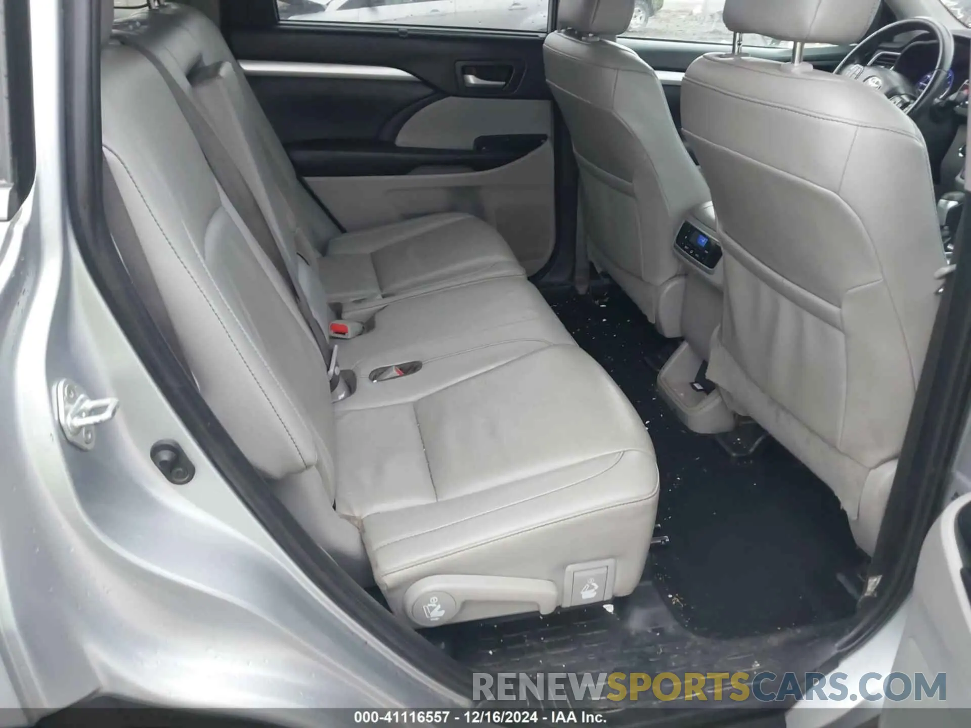 8 Photograph of a damaged car 5TDJZRFH4KS568182 TOYOTA HIGHLANDER 2019